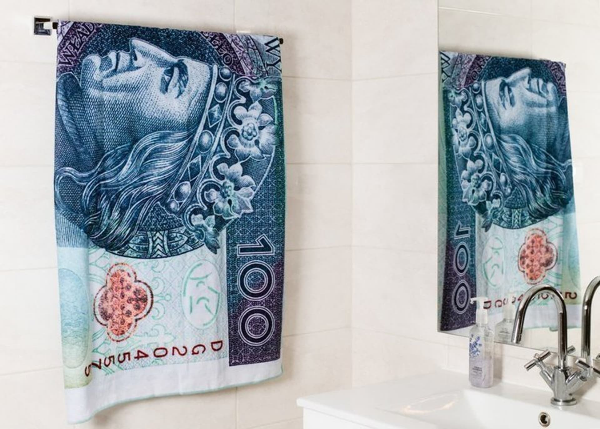 

Ręcznik kąpielowy 100 zł / PLN