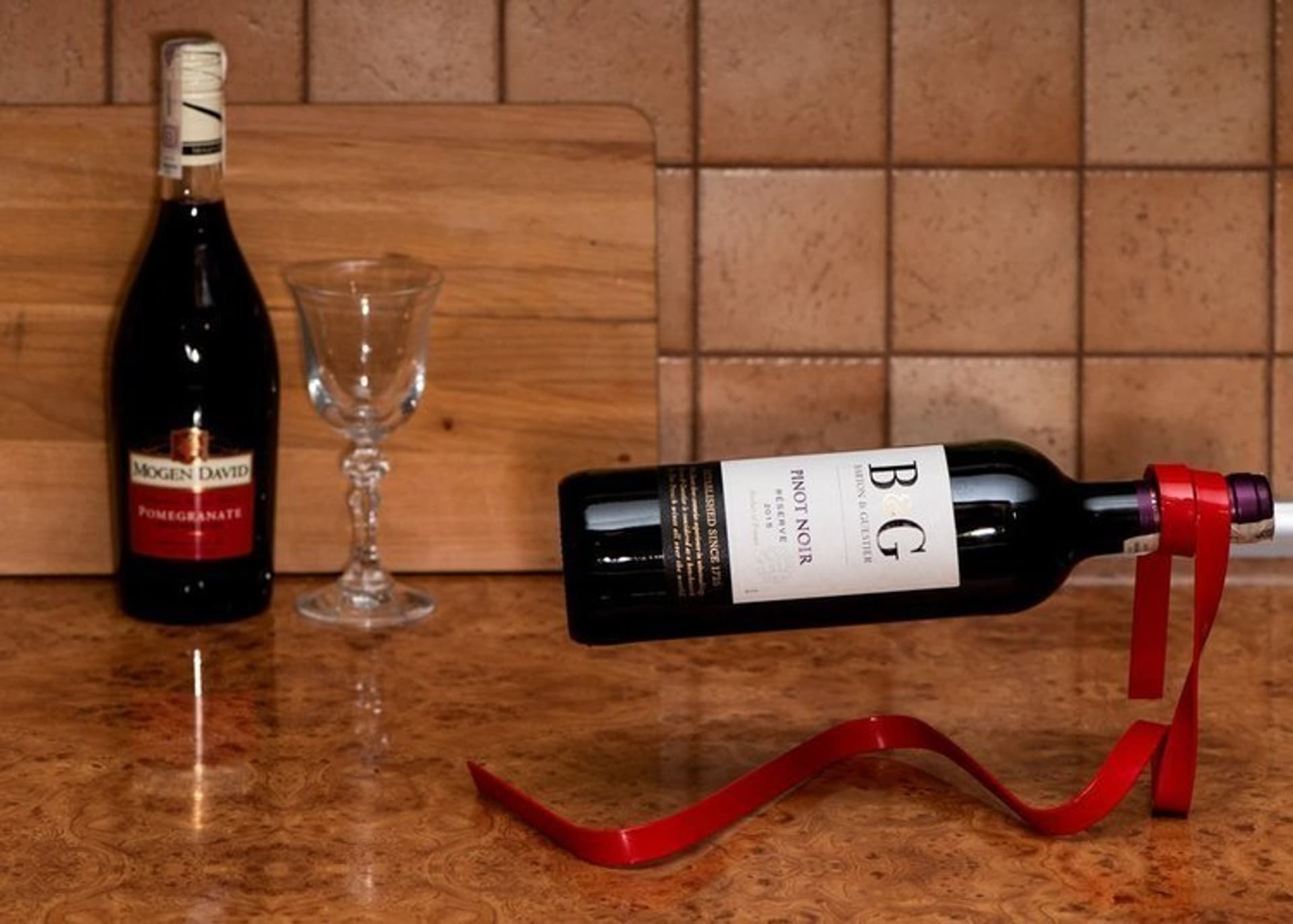 

Stojak na wino WSTĄŻKA - CZEROWNA