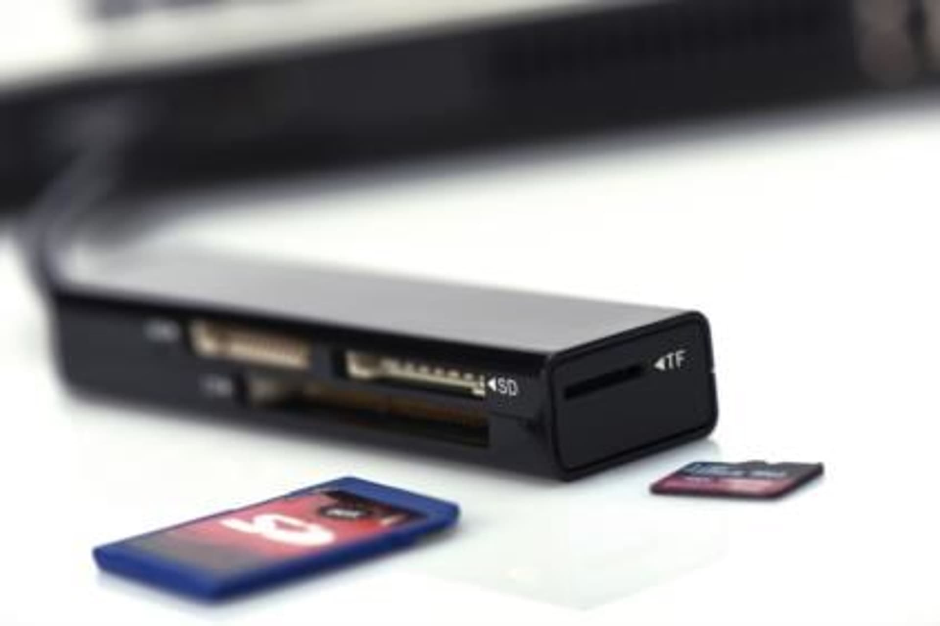 

Czytnik kart Ednet 85240 (Zewnętrzny; CompactFlash, Memory Stick, MicroSD, MicroSDHC)