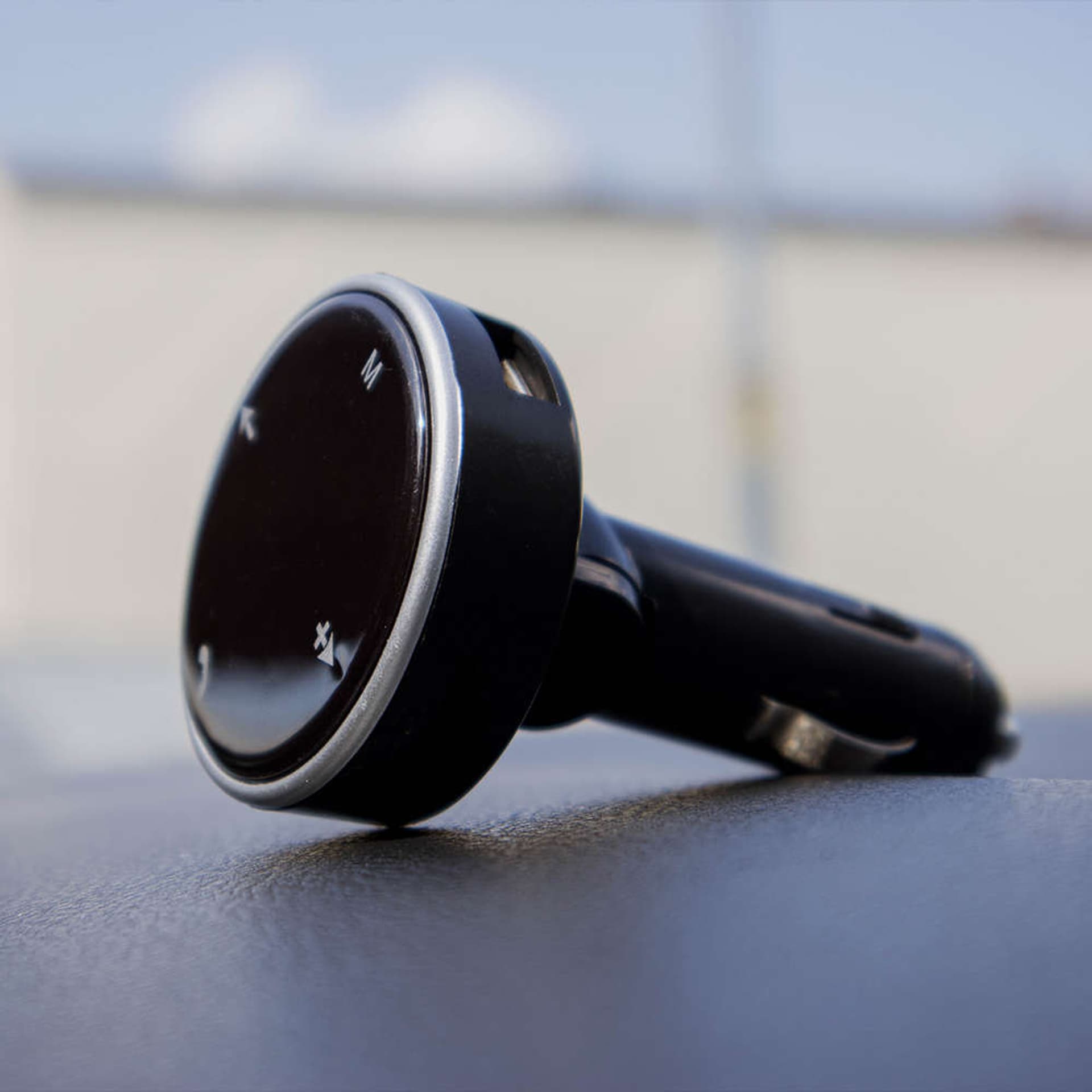 

Transmiter FM Bluetooth Alogy ładowarka USB zestaw głośnomówiący do auta z pilotem Czarny