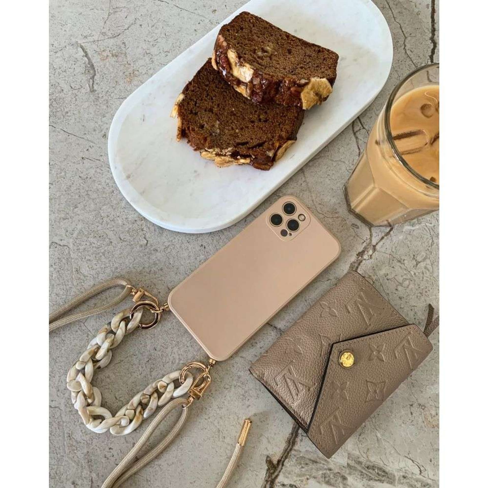 

Etui Icon Chain do Apple iPhone 13 Beige