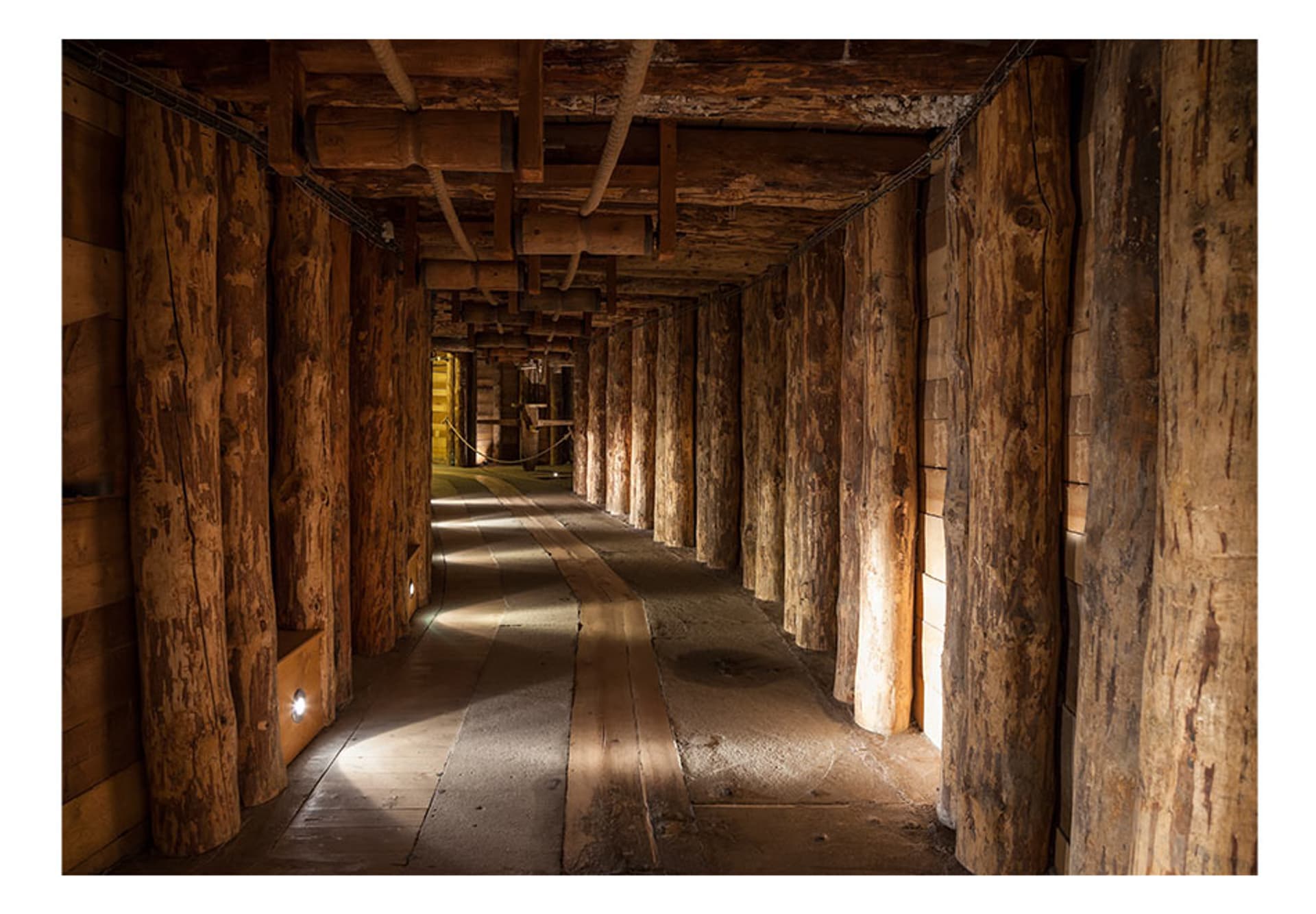 

Fototapeta samoprzylepna - Wieliczka (rozmiar 196x140)