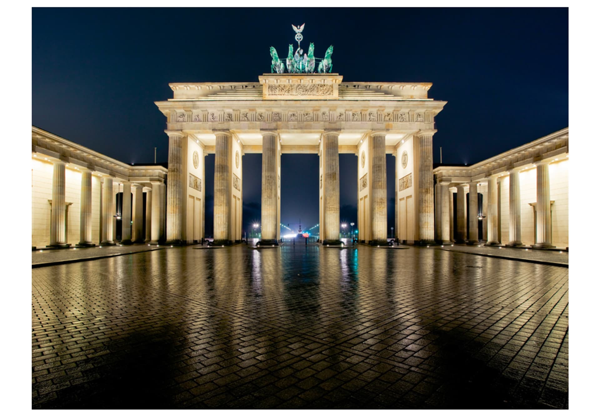 

Fototapeta - Brama Brandenburska nocą (rozmiar 250x193)