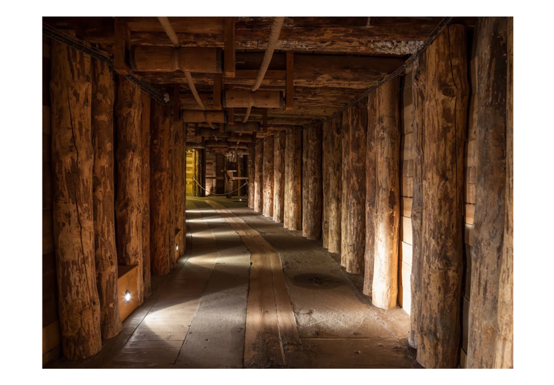 

Fototapeta - Wooden passage (rozmiar 300x231)