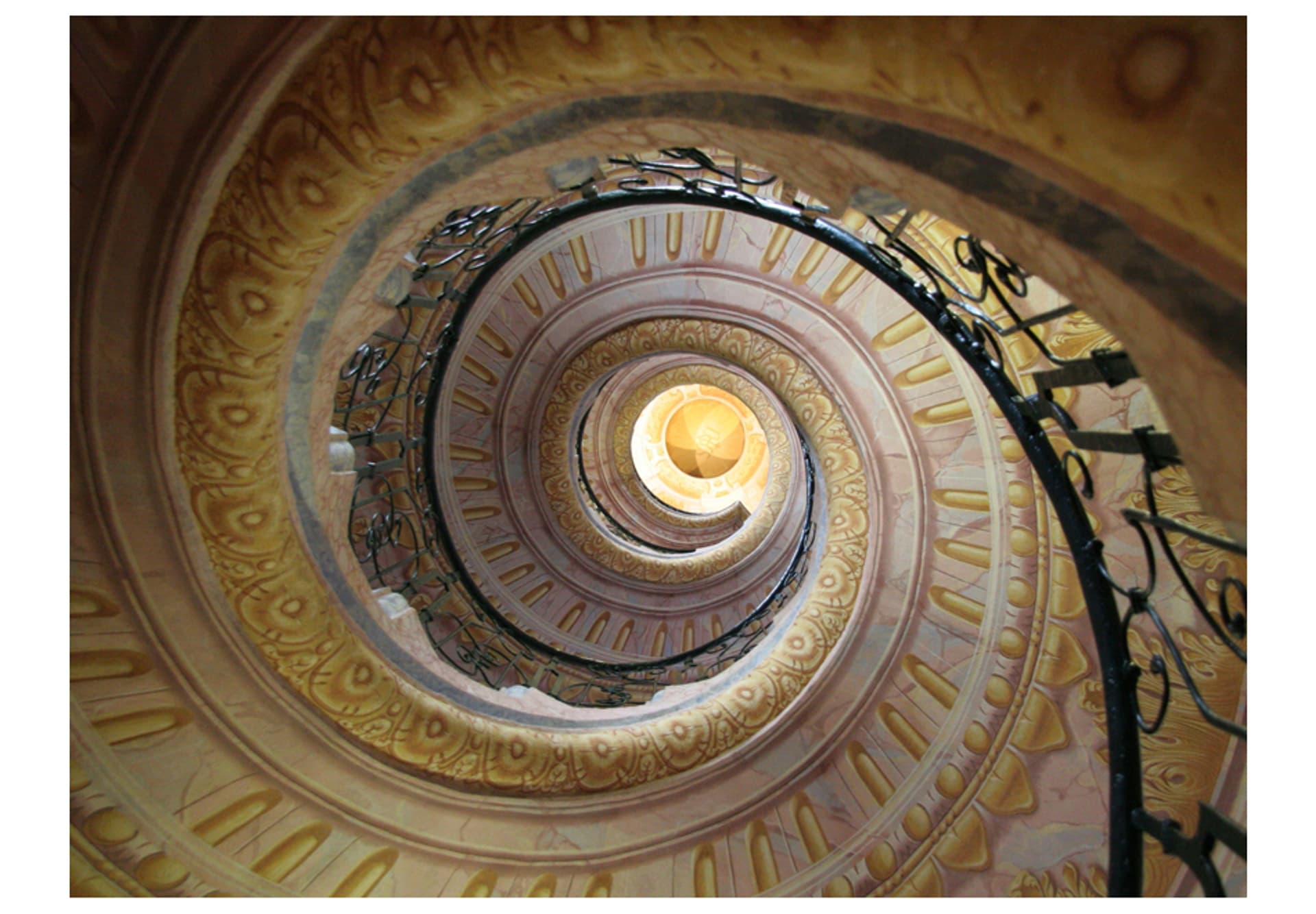 

Fototapeta - Decorative spiral stairs (rozmiar 200x154)