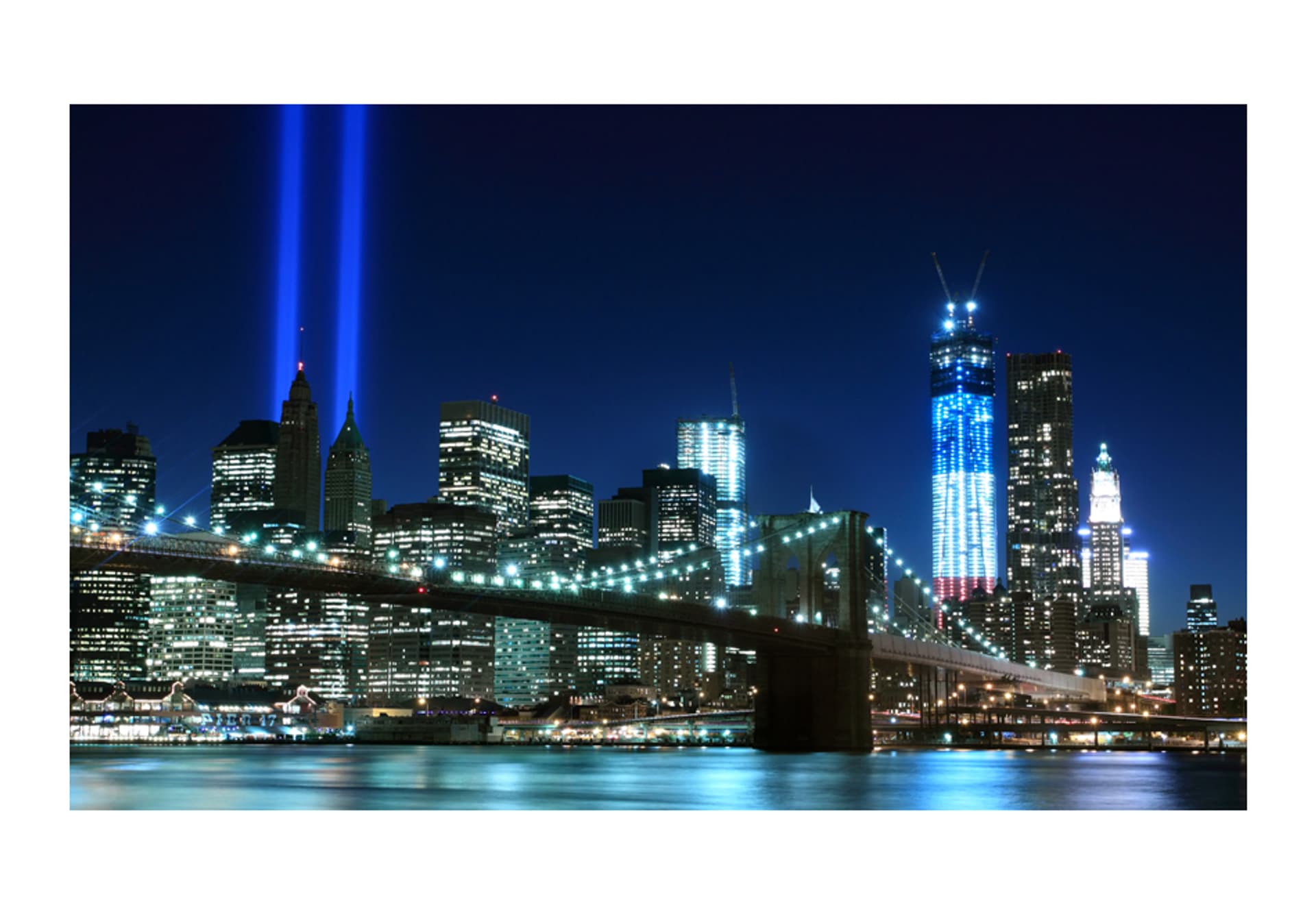 

Fototapeta - Floodlights over NYC (rozmiar 450x270)