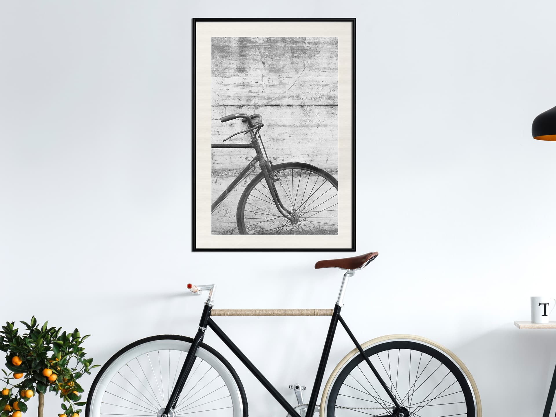 

Plakat - Rower oparty o mur (rozmiar 40x60, wykończenie Rama czarna z passe-partout)