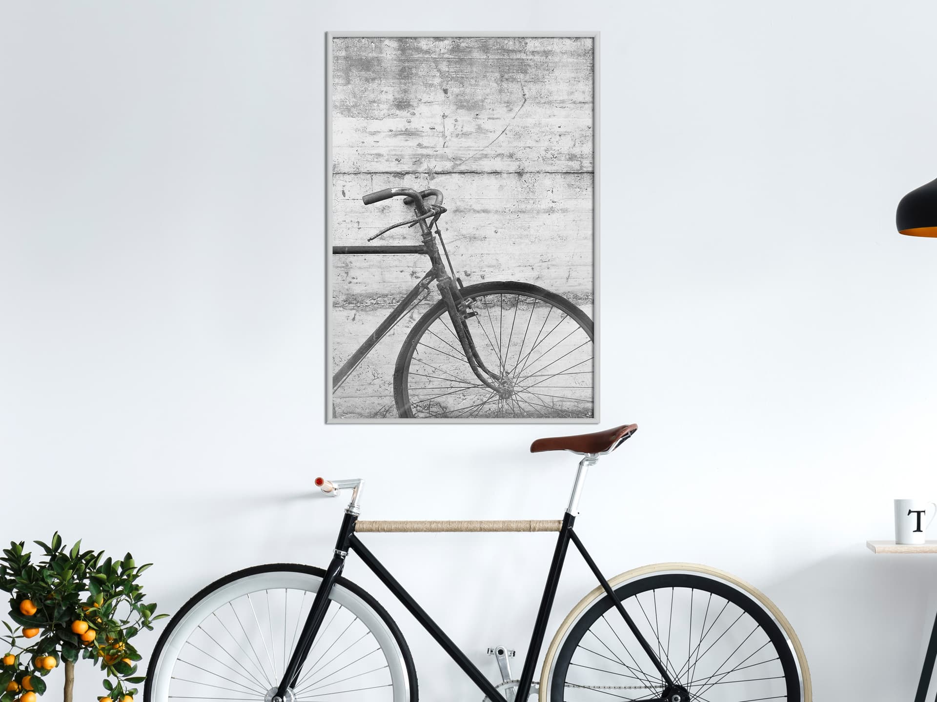 

Plakat - Rower oparty o mur (rozmiar 40x60, wykończenie Rama biała)