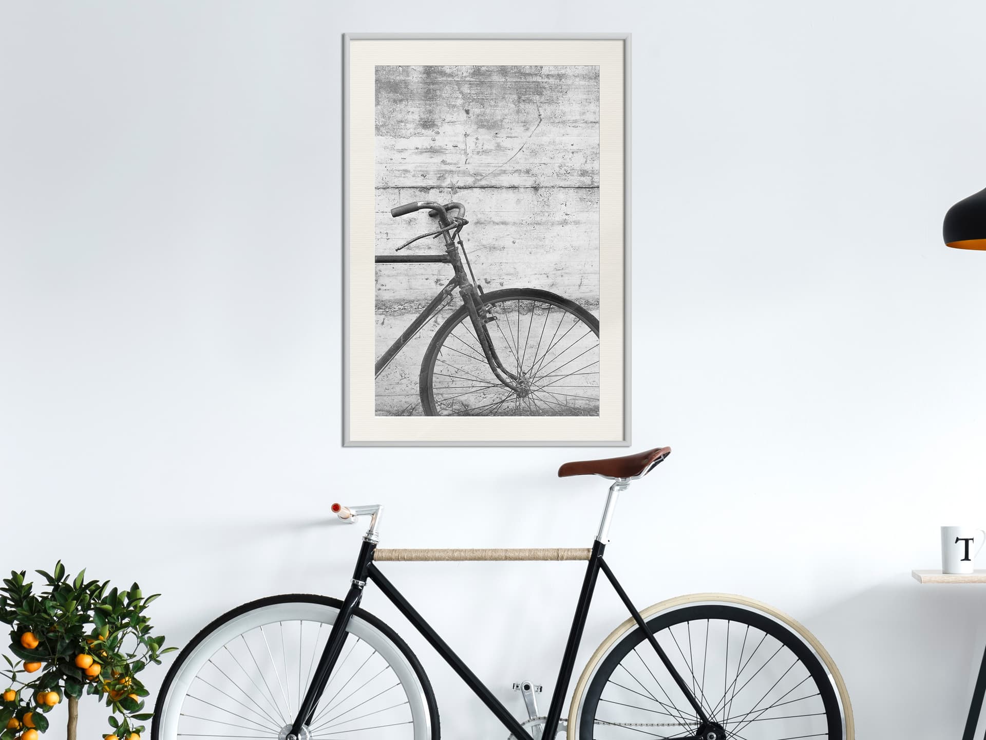 

Plakat - Rower oparty o mur (rozmiar 20x30, wykończenie Rama biała z passe-partout)