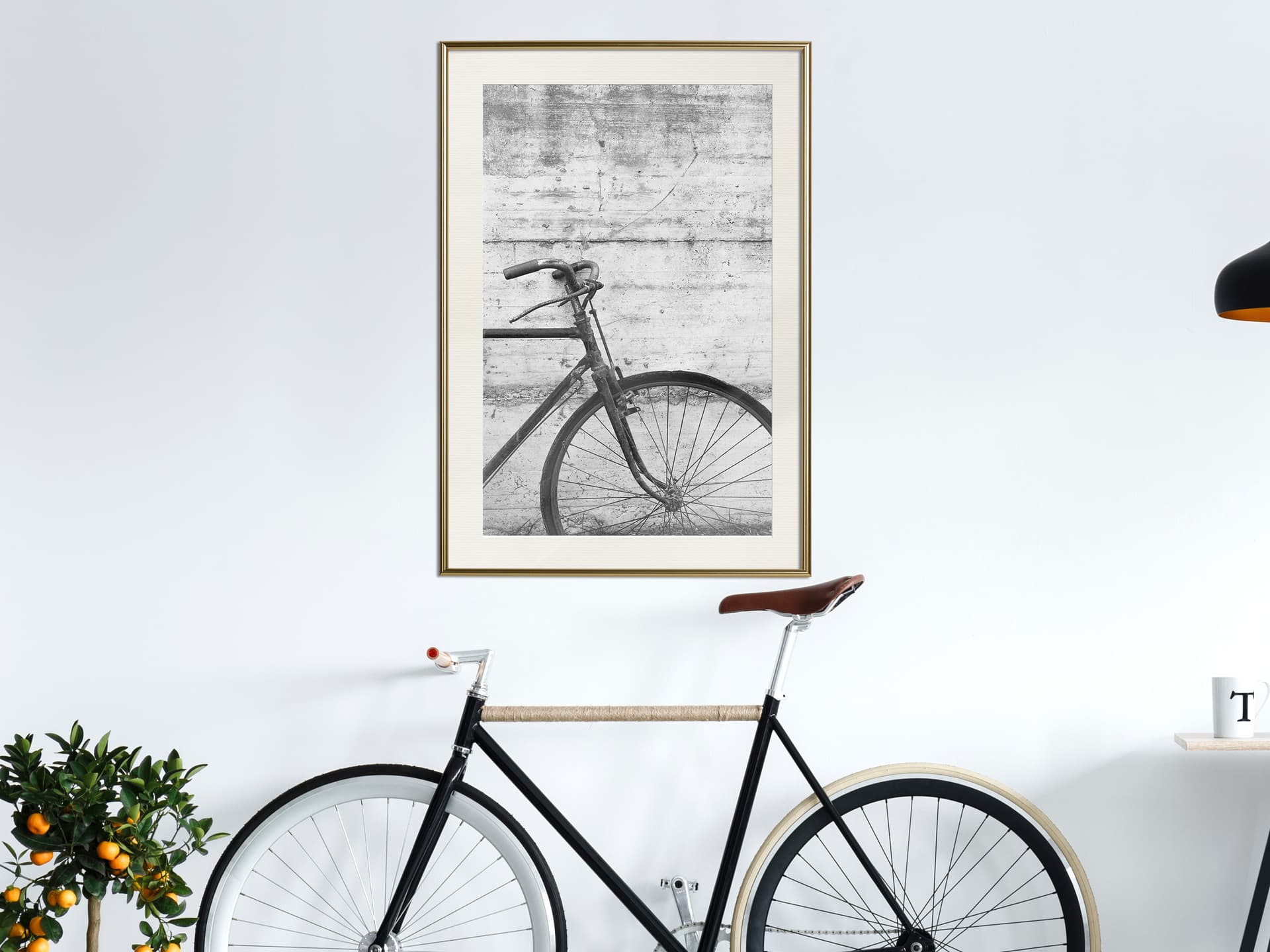 

Plakat - Rower oparty o mur (rozmiar 30x45, wykończenie Rama złota z passe-partout)