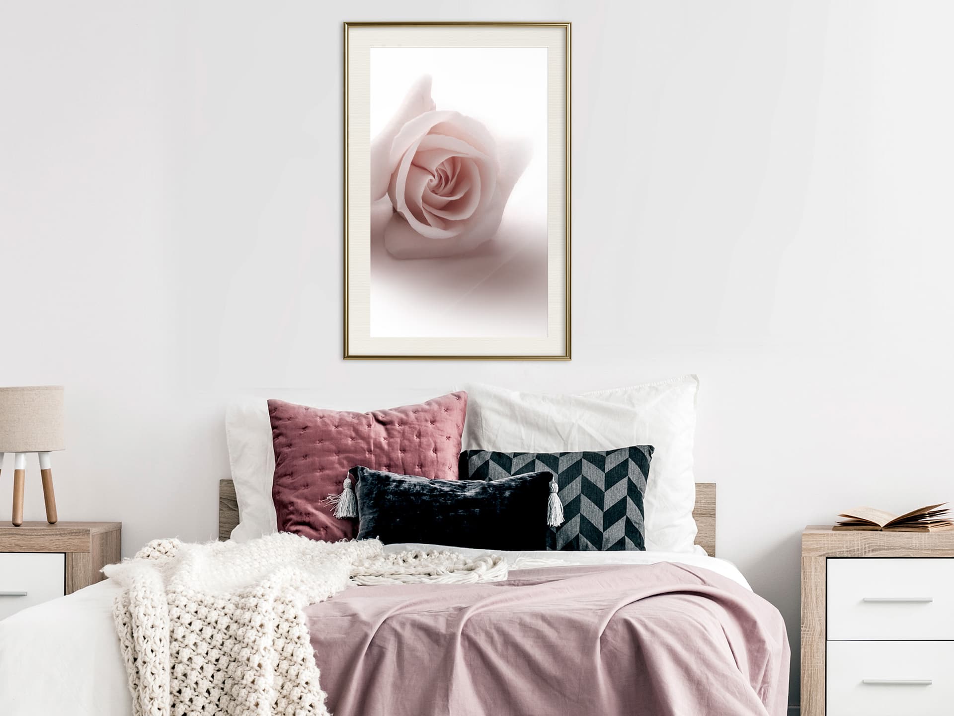 

Plakat - Subtelny kwiat (rozmiar 20x30, wykończenie Rama złota z passe-partout)