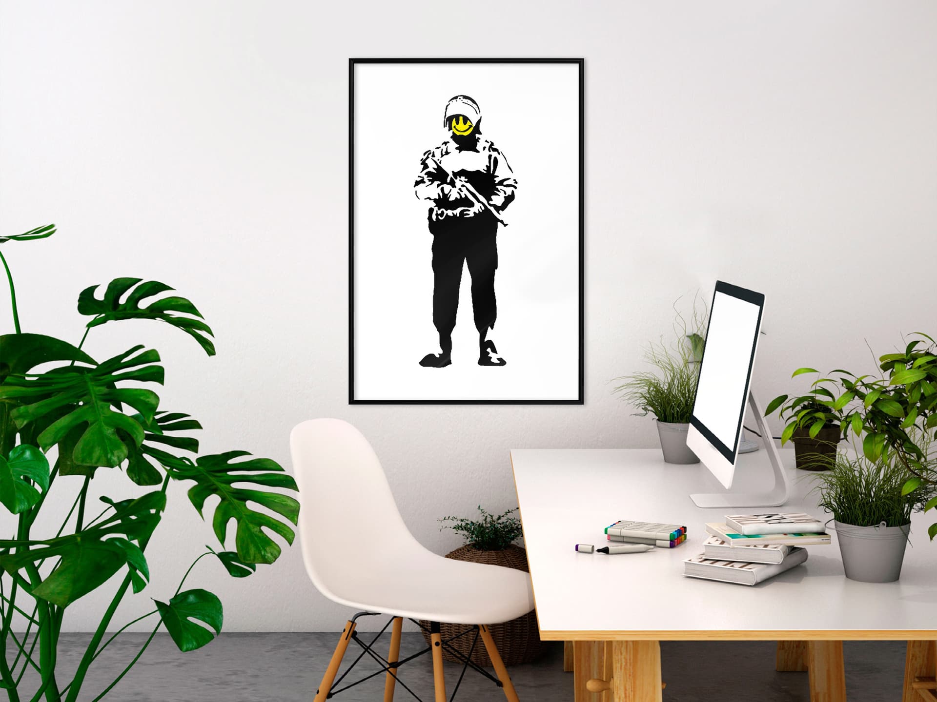 

Plakat - Banksy: Smiling Copper (rozmiar 30x45, wykończenie Rama czarna)
