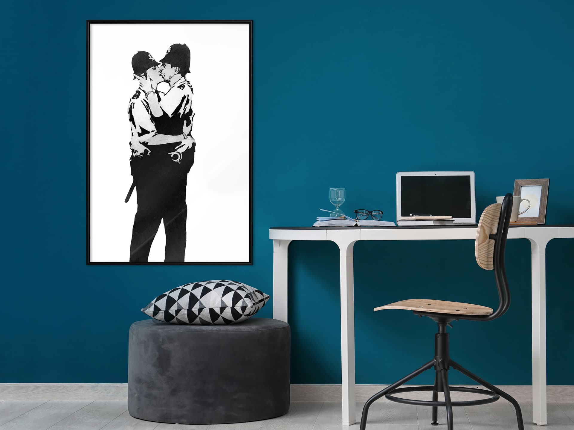 

Plakat - Banksy: Kissing Coppers I (rozmiar 20x30, wykończenie Rama czarna)
