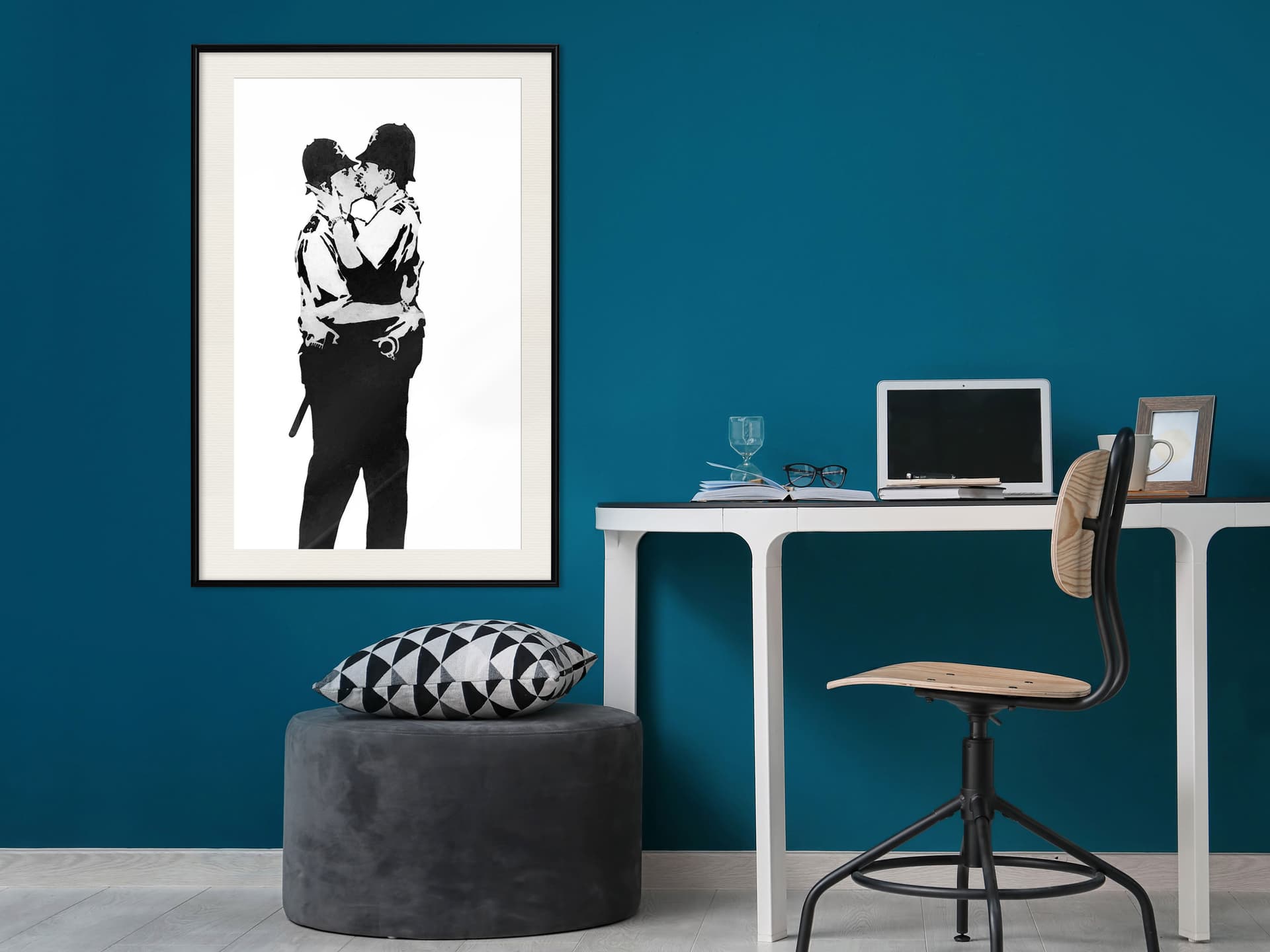 

Plakat - Banksy: Kissing Coppers I (rozmiar 20x30, wykończenie Rama czarna z passe-partout)
