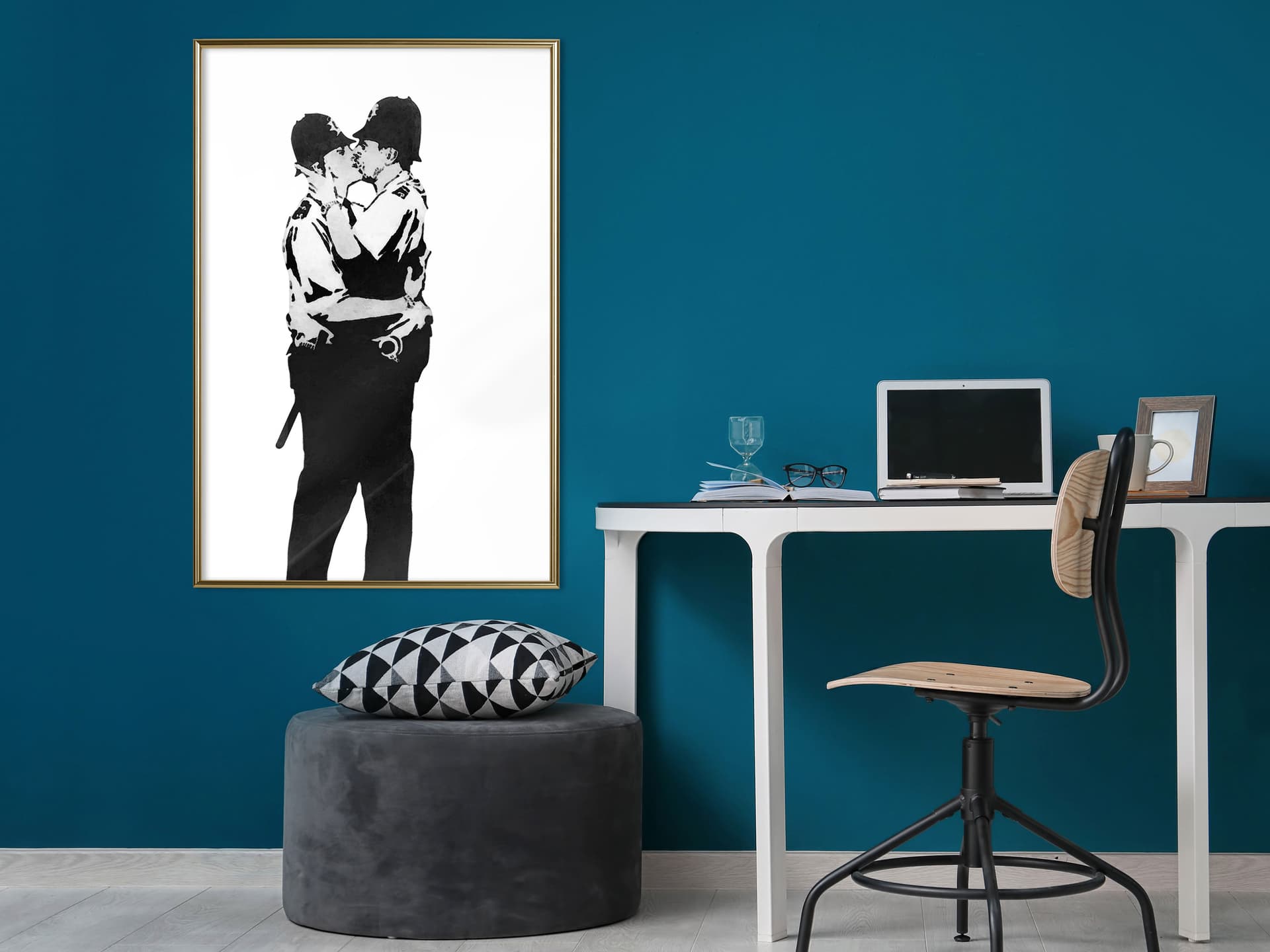 

Plakat - Banksy: Kissing Coppers I (rozmiar 30x45, wykończenie Rama złota)