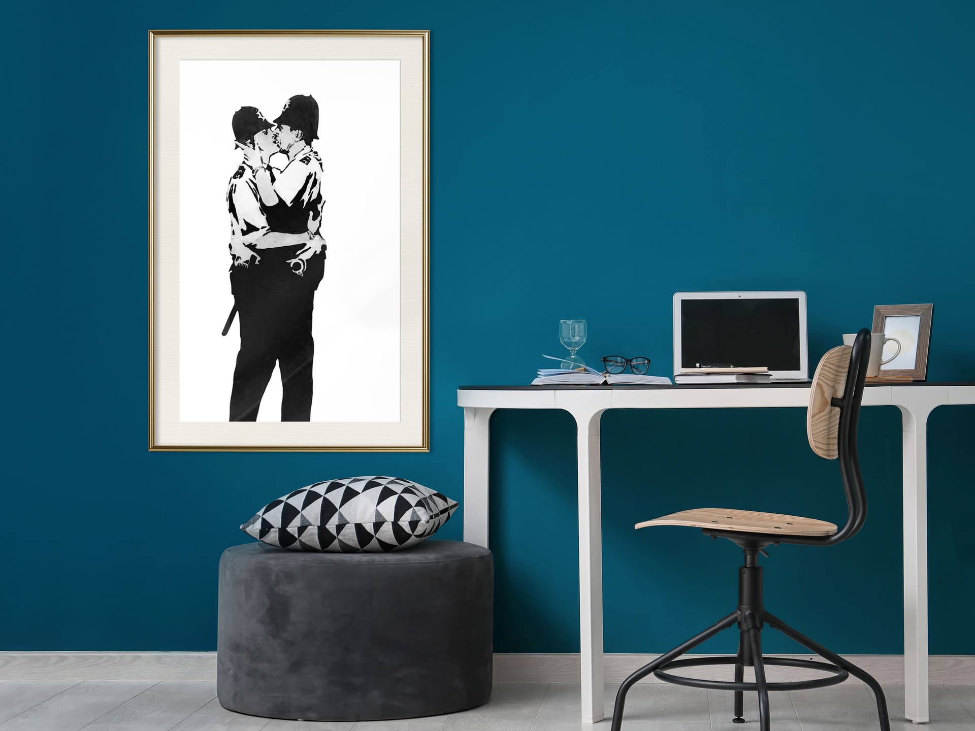 

Plakat - Banksy: Kissing Coppers I (rozmiar 30x45, wykończenie Rama złota z passe-partout)