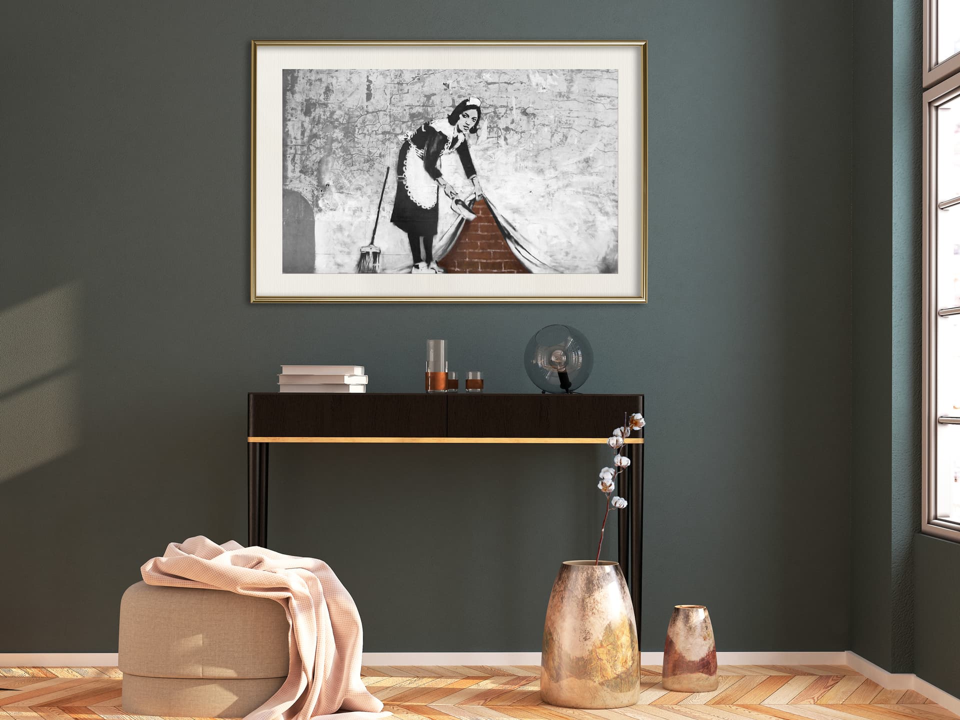 

Plakat - Banksy: Sweep it Under the Carpet (rozmiar 90x60, wykończenie Rama złota z passe-partout)