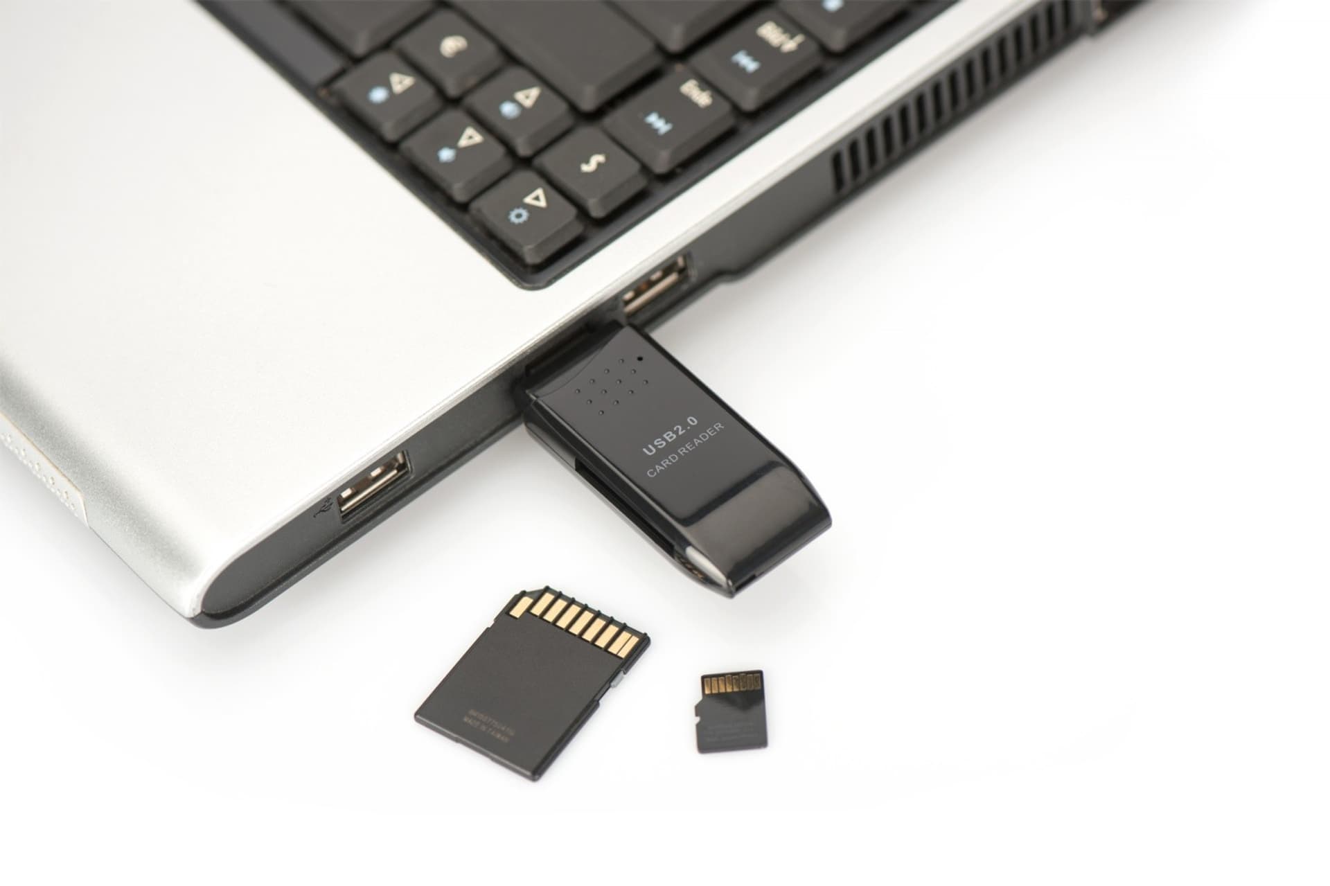 

Czytnik kart 2-portowy USB 2.0 HighSpeed SD/Micro SD, kompaktowy, czarny