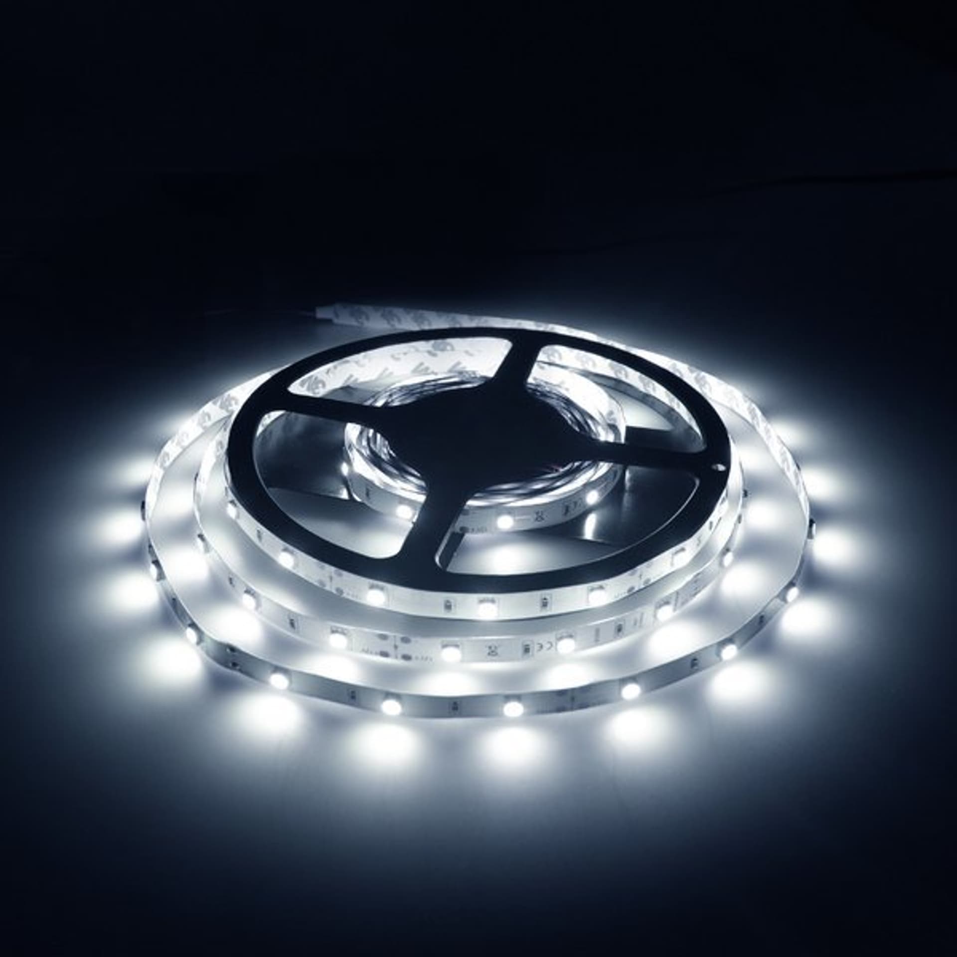 

Whitenergy Taśma LED 5m 30szt/m SMD5050 7.2W/m 12V IP20 10mm zimna biała bez konektora