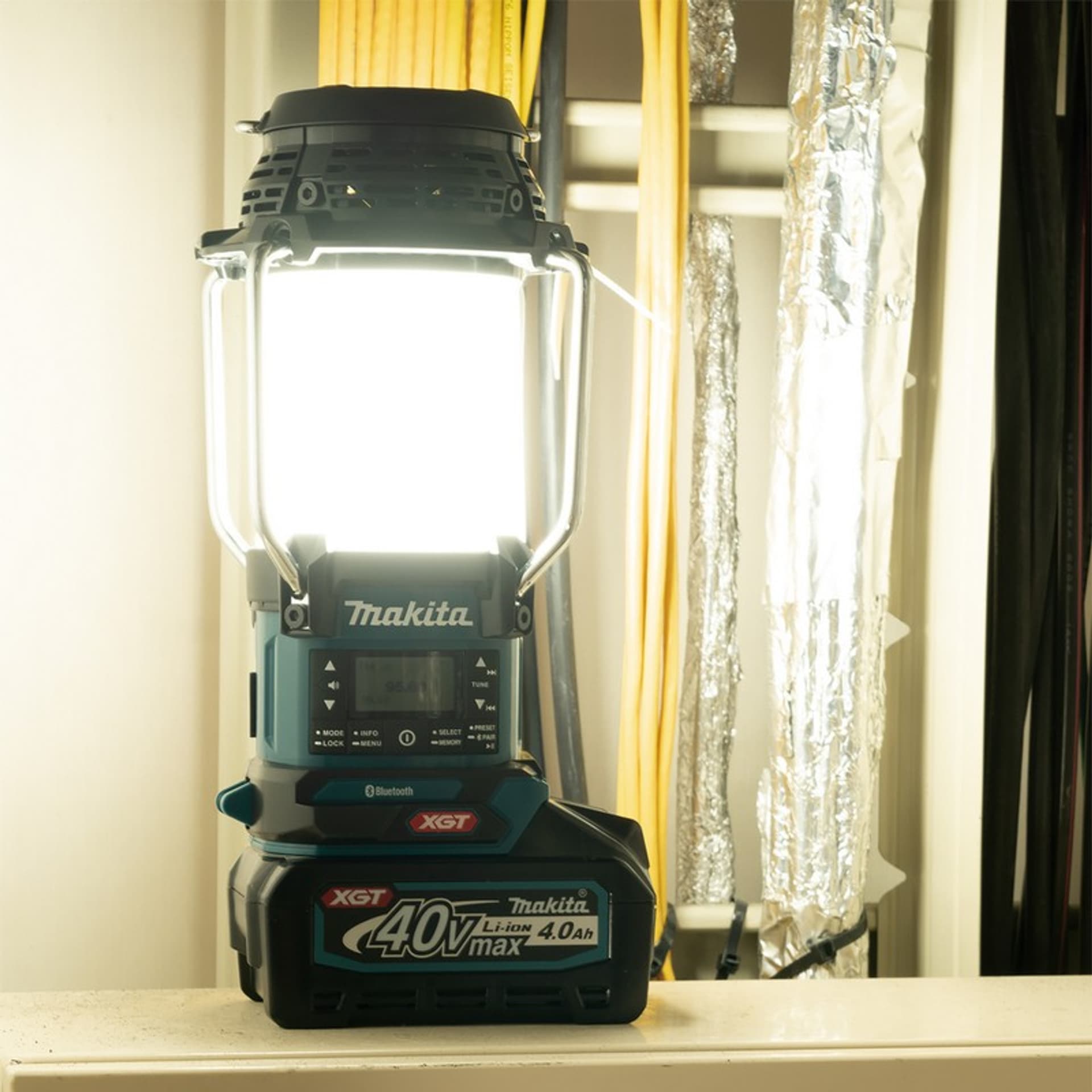 

ODBIORNIK RADIOWY Z LAMPĄ I LATARKĄ 40VMAX XGT 0*AH