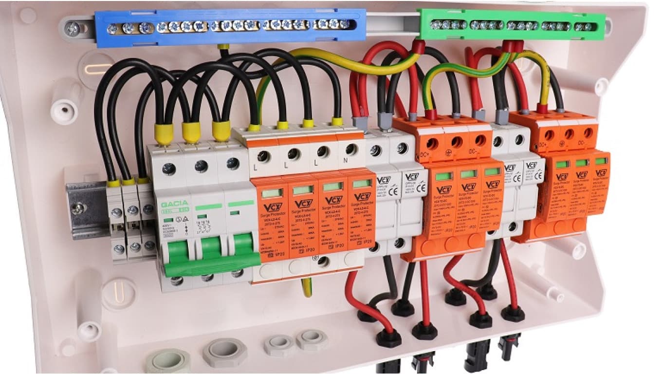 

Rozdzielnica PV 1000V DC/AC 2 stringi skrzynka wyposażona fotowoltaika