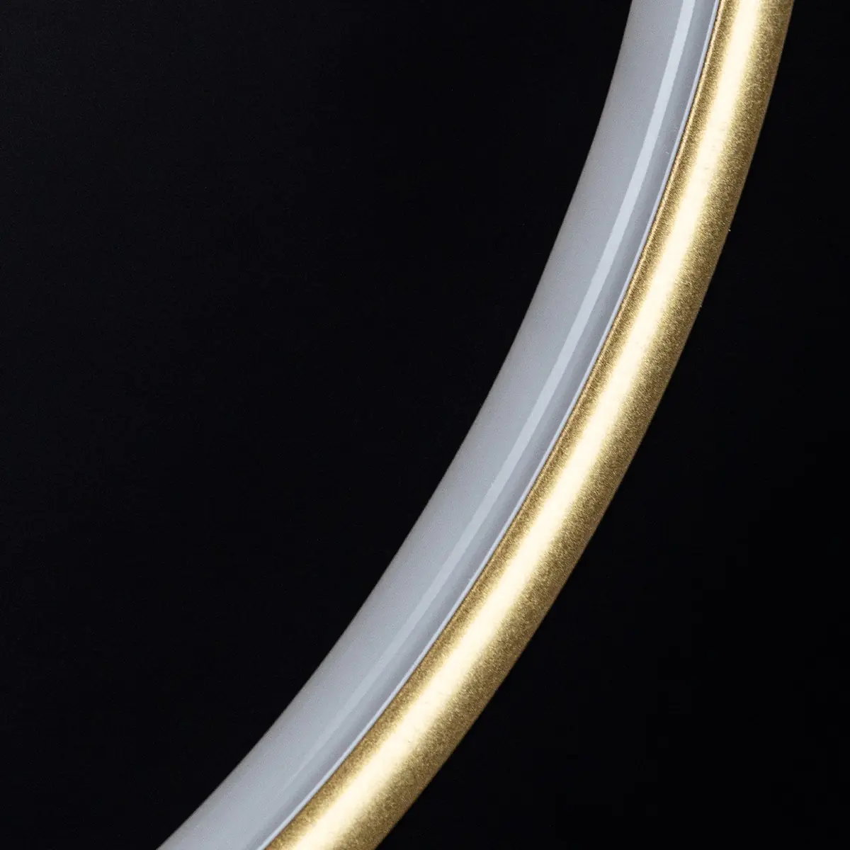 

Lampa wisząca Ledowe Okręgi No.1 Φ230 cm in 3k złota Altavola Design (Barwa światła delikatnie ciepła, Kierunek padania światła do wewnątrz, Kolor Złoty, Możliwość ściemniania nie)