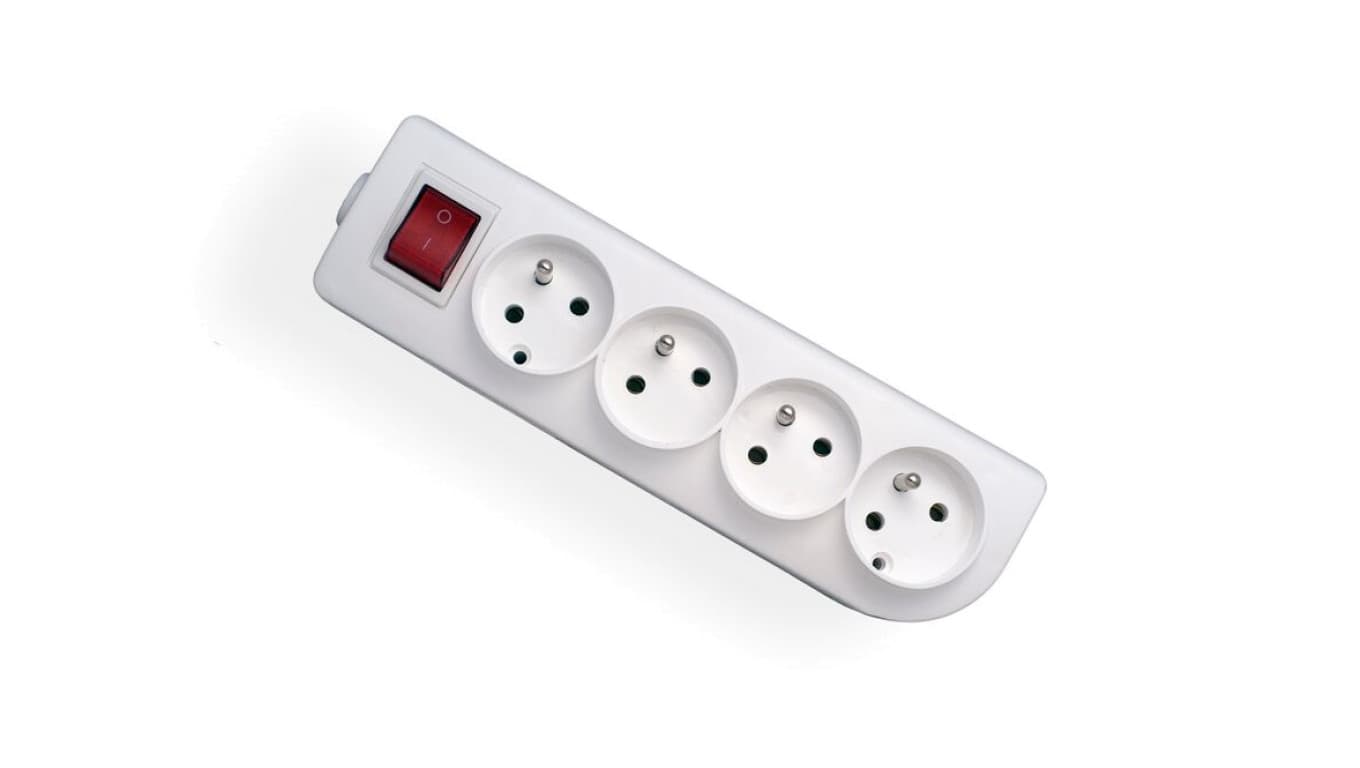 

Gniazdo przedłużacza x 4 z uziemieniem i wyłącznikiem białe GN-40W (1LL)