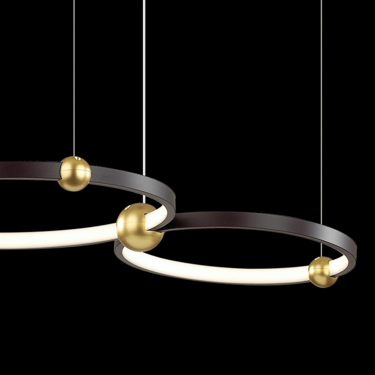

Ledowa lampa wisząca Aurora No.2 Φ 40 cm 3k czarna Altavola Design (Barwa światła delikatnie ciepła, Kolor satynowe złoto, Możliwość ściemniania nie)