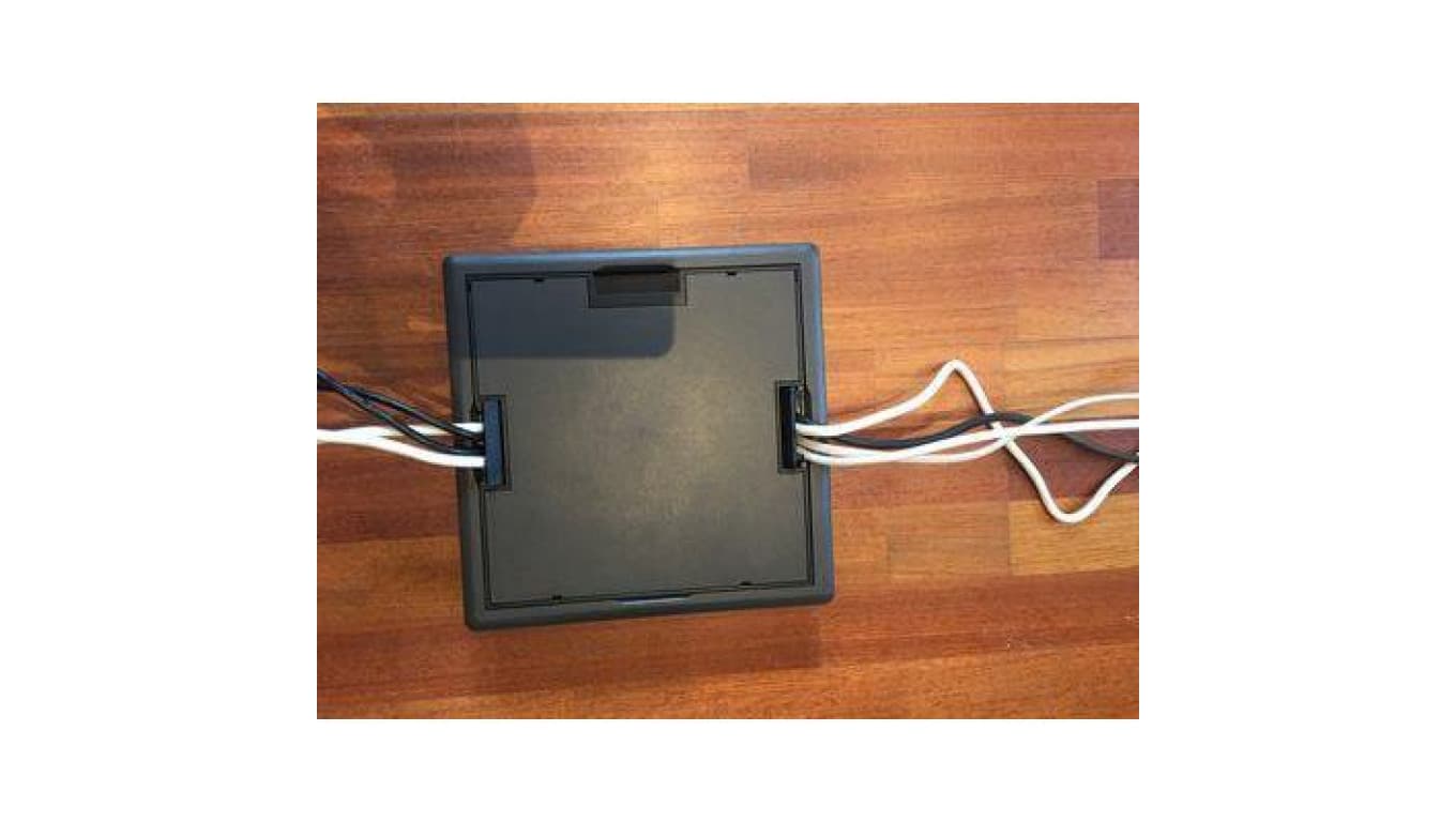 

EFAPEL FLOOR BOX puszka podłogowa do podłóg technicznych 5x gniazdo 230V z/u + 2x gniazdo DATA z/u + 2x gniazdo RJ45 kat. 6 FTP
