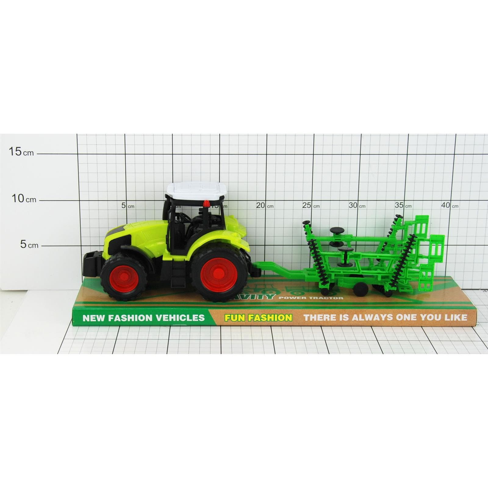 

TRAKTOR Z PRZYCZEPĄ POD KLOSZEM