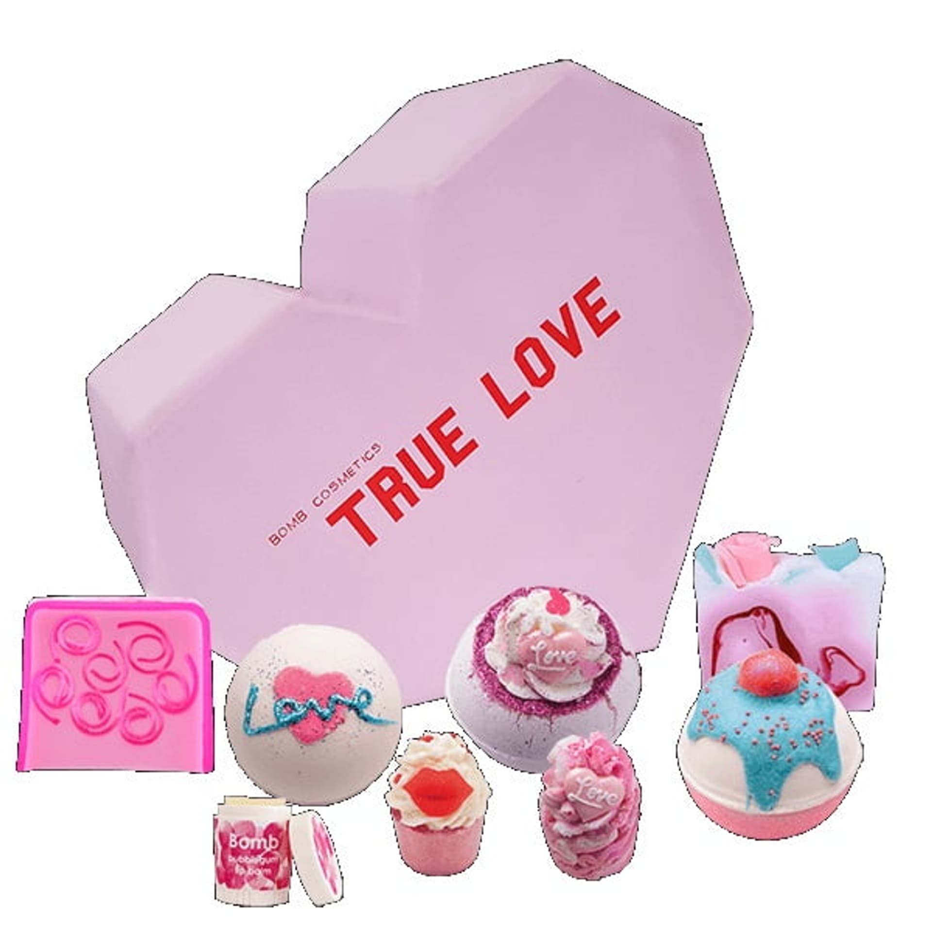 

Bomb Cosmetics True Love Gift Box zestaw kosmetyków Kula Musująca 3szt + Mydełko Glicerynowe 2szt + Maślana Babeczka 2szt + Balsam do ust 1szt