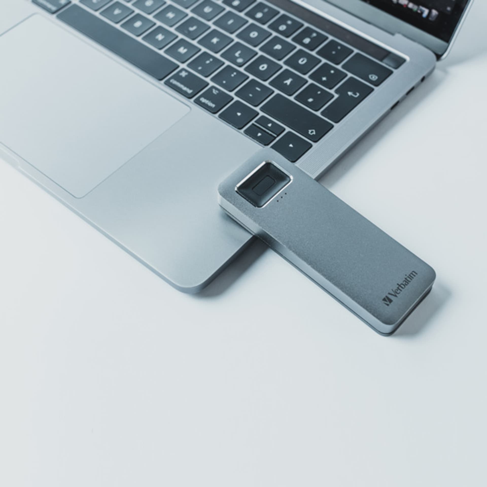 

SSD Verbatim 2.5", zewnętrzny USB 3.0 (3.2 Gen 1), 512GB, Executive Fingerprint Secure, 53656, szyfrowanie 256-bit AES, RODO, 3.2 gen 1)/512gb/executive fingerprint secure/53656/szyfrowanie 256-bit aes/rod