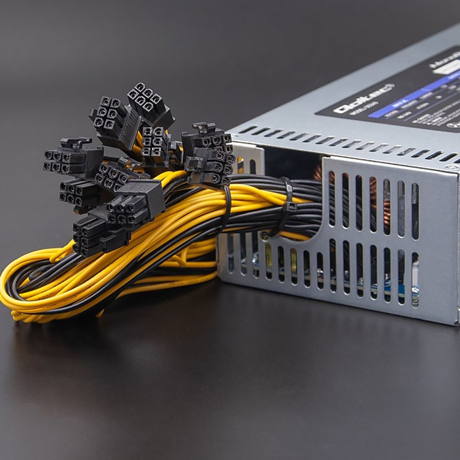 

QOLTEC ZASILACZ PCI-E 1800W | 80 PLUS PLATINUM | GAMING MINER