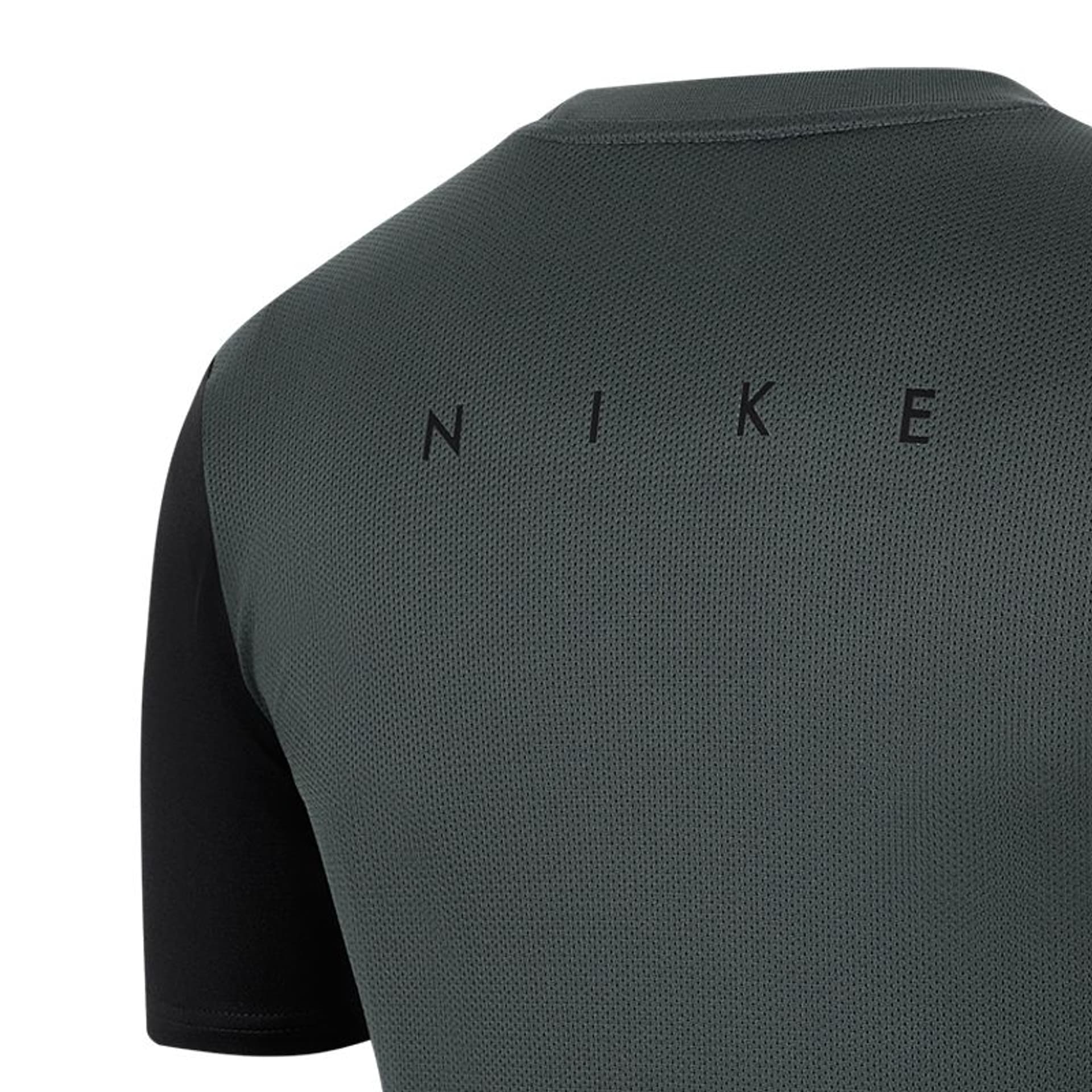 

Koszulka Nike Academy Pro Top SS M BV6926 (kolor Grafitowy, rozmiar S)