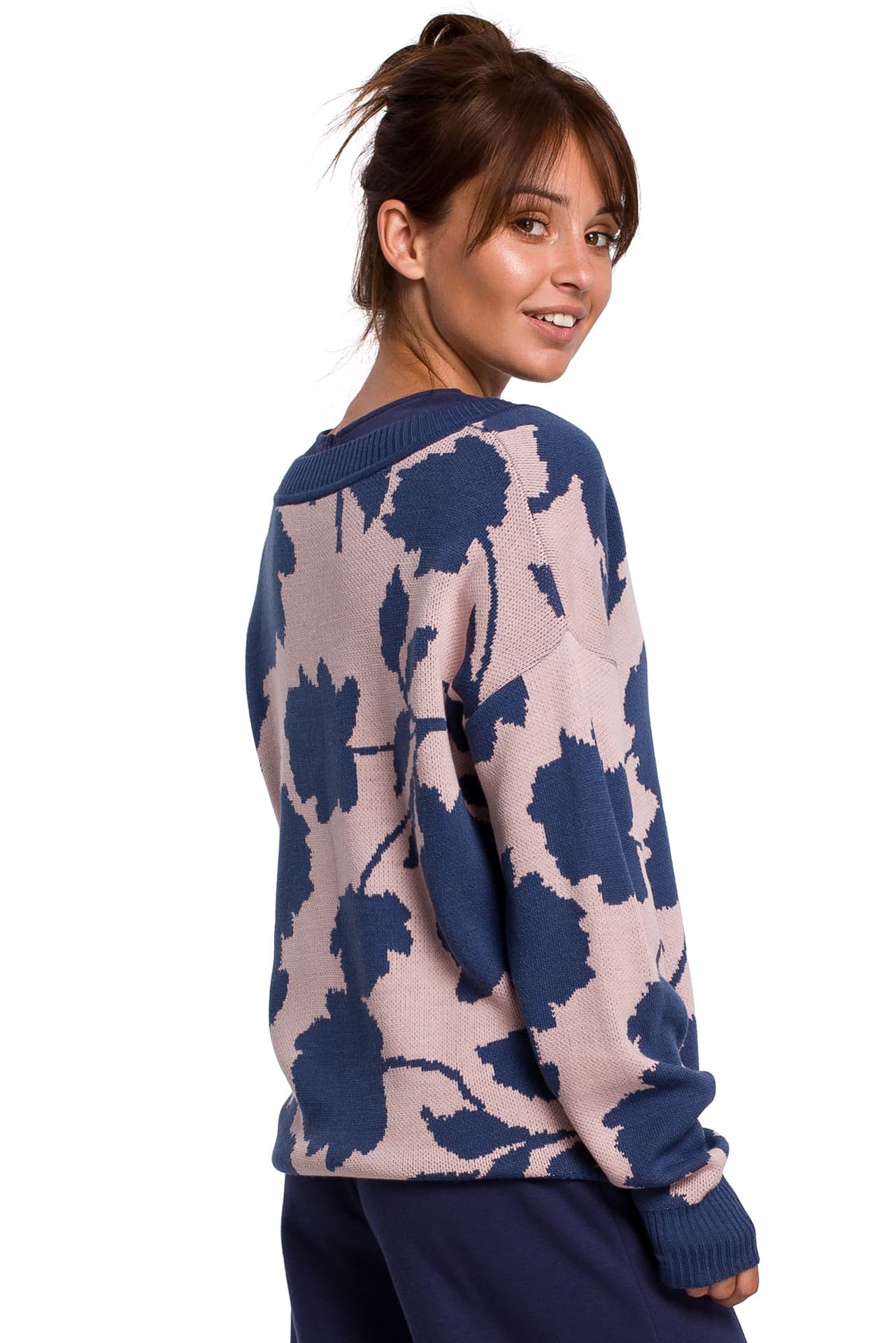 

BK056 Sweter w kwiaty - model 2 (kolor jak na zdjęciu, rozmiar L/XL)