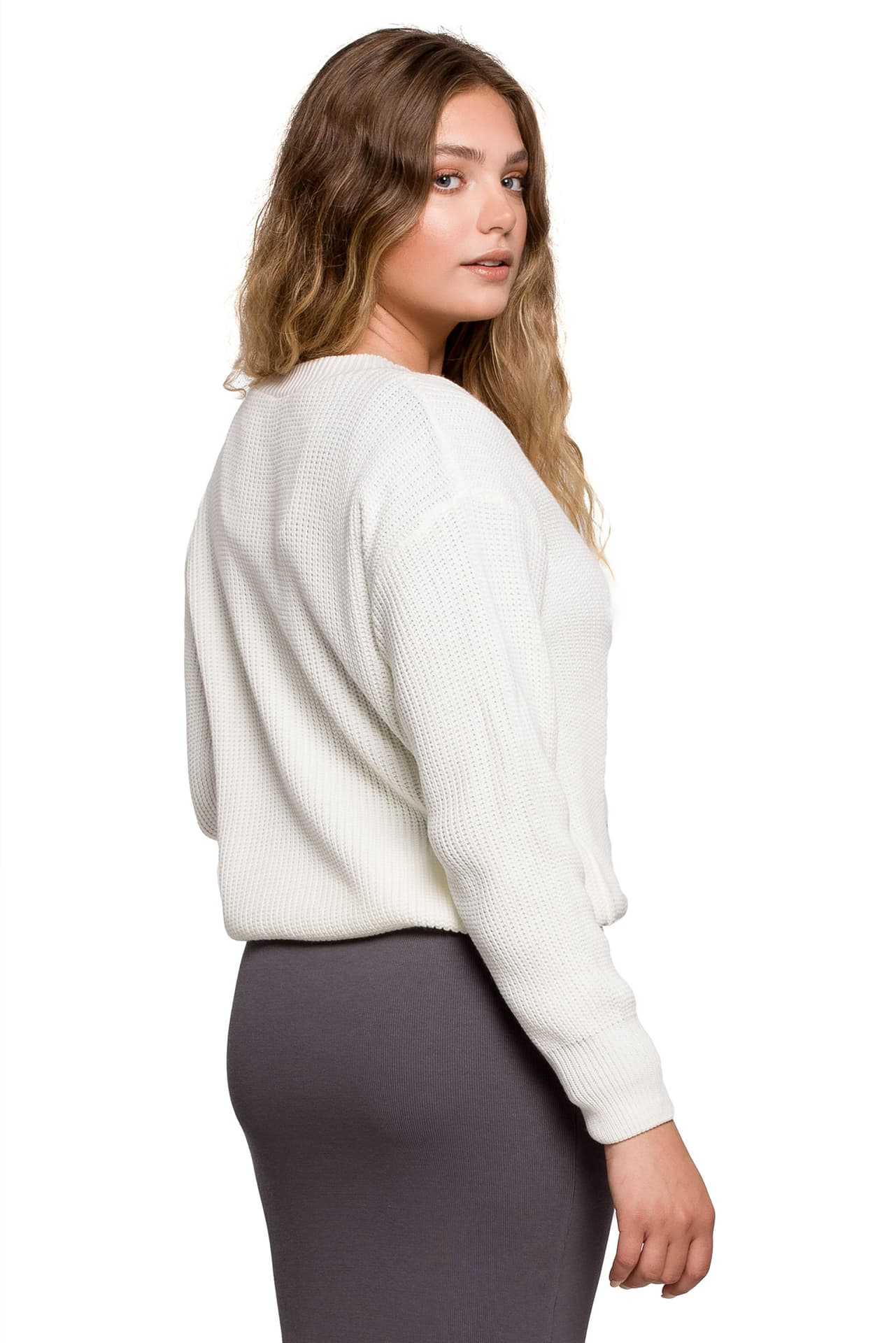 

BK075 Sweter z dekoltem w serek - ecru (kolor ecru, rozmiar S/M)