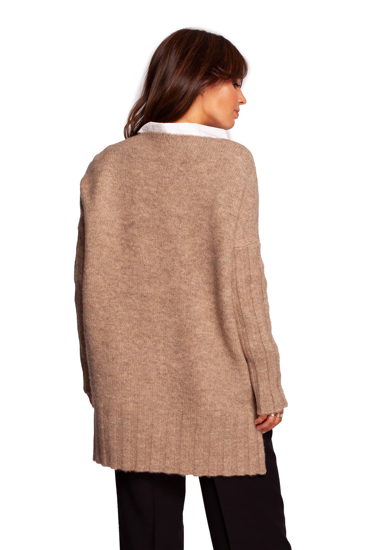 

BK083 Sweter dekoltem i dłuższym tyłem - jasnobrązowy (kolor jasno brązowy, rozmiar S/M)