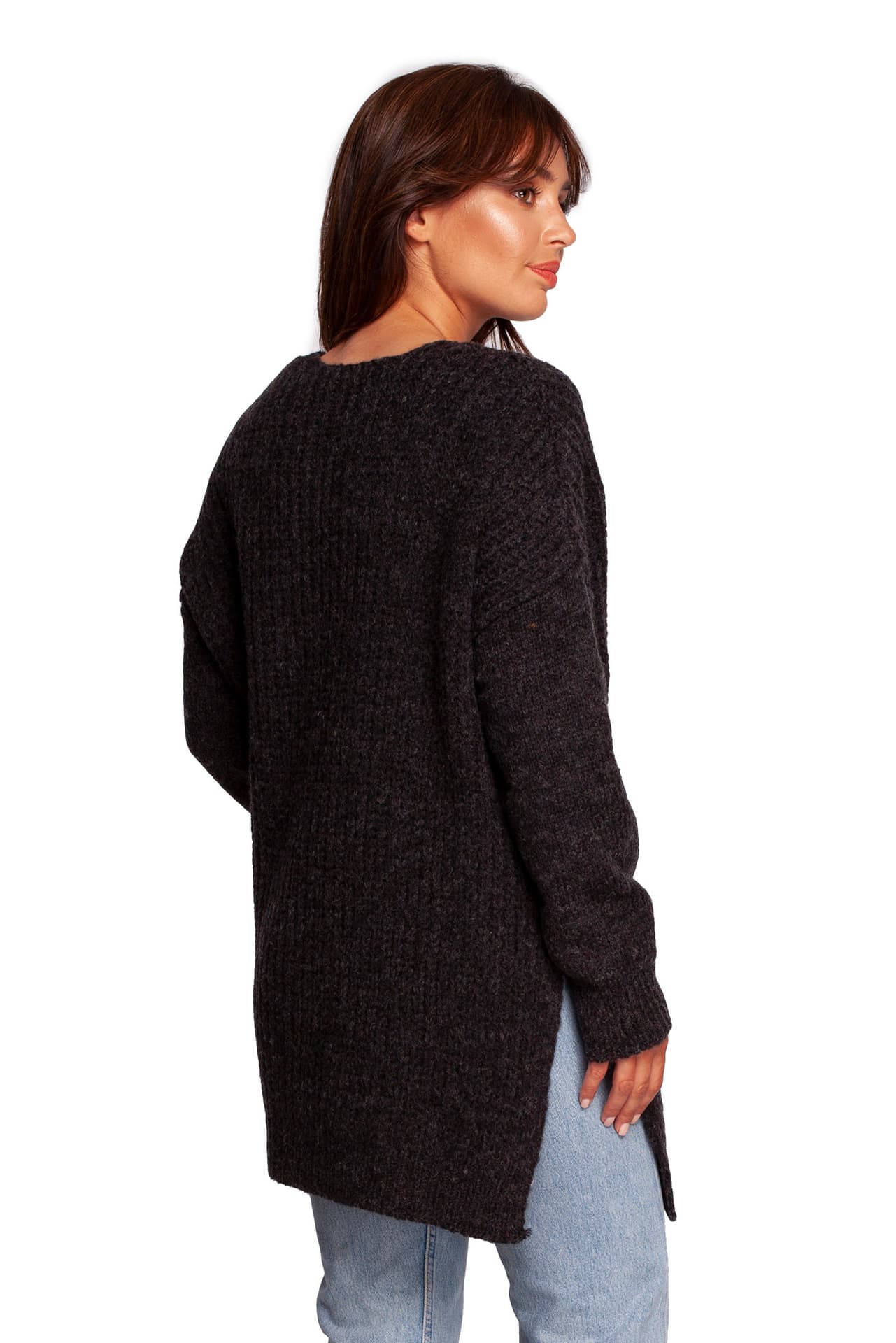 

BK087 Długi sweter z dekoltem i rozcięciami po bokach - antracytowy (kolor grafit, rozmiar L/XL)
