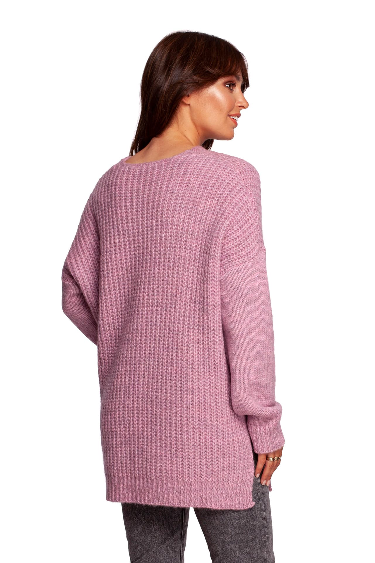 

BK087 Długi sweter z dekoltem i rozcięciami po bokach - pudrowy (kolor pudrowy róż, rozmiar L/XL)