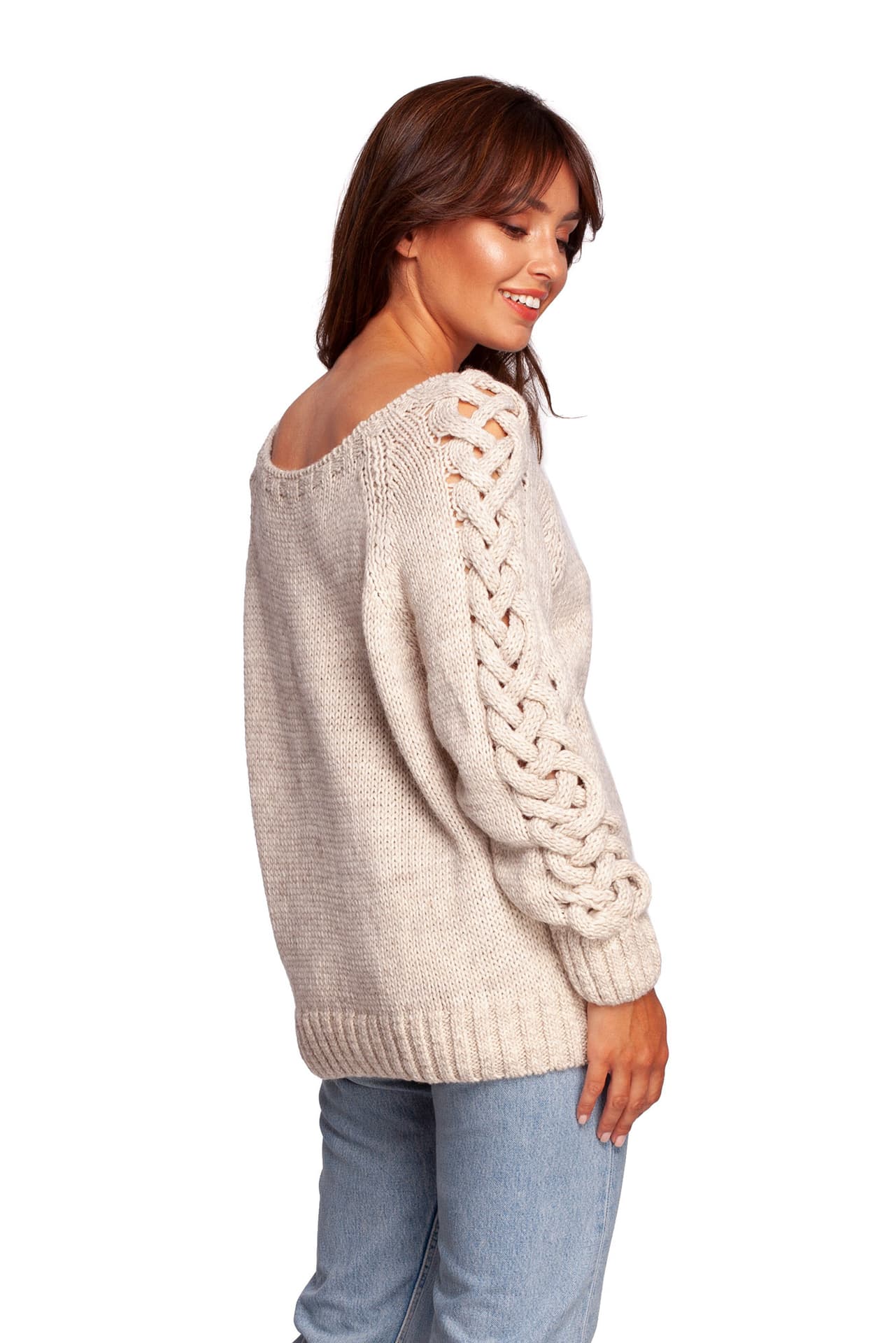 

BK090 Sweter z szerokim dekoltem i warkoczem na rękawach - beżowy (kolor beżowy, rozmiar L/XL)