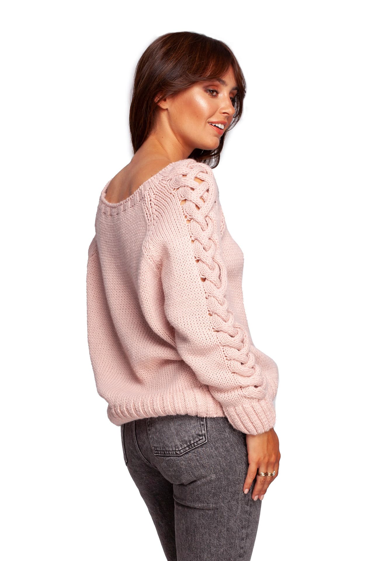 

BK090 Sweter z szerokim dekoltem i warkoczem na rękawach - różowy (kolor róż, rozmiar L/XL)
