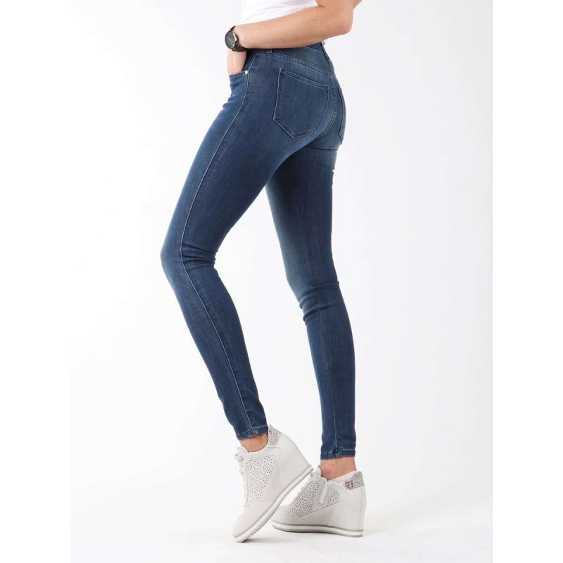 

Jeansy Wrangler Natural River W (kolor Niebieski)