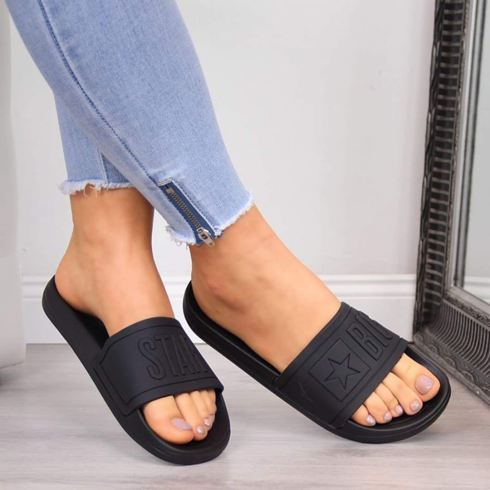 

Klapki plażowe Big Star W DD274A271 (kolor Czarny, rozmiar 36)