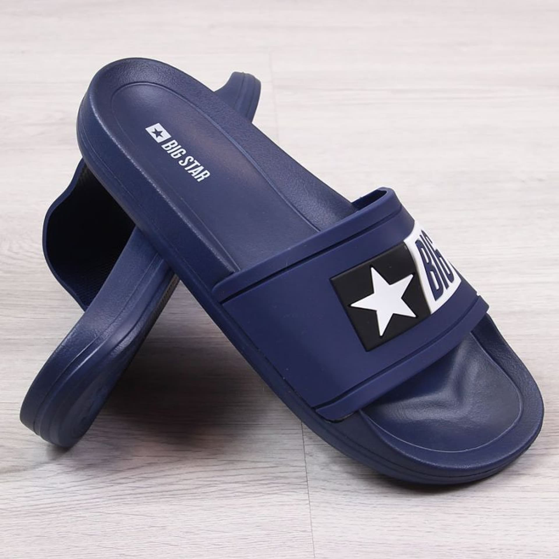 

Klapki plażowe Big Star W DD274A265 (kolor Granatowy, rozmiar 38)