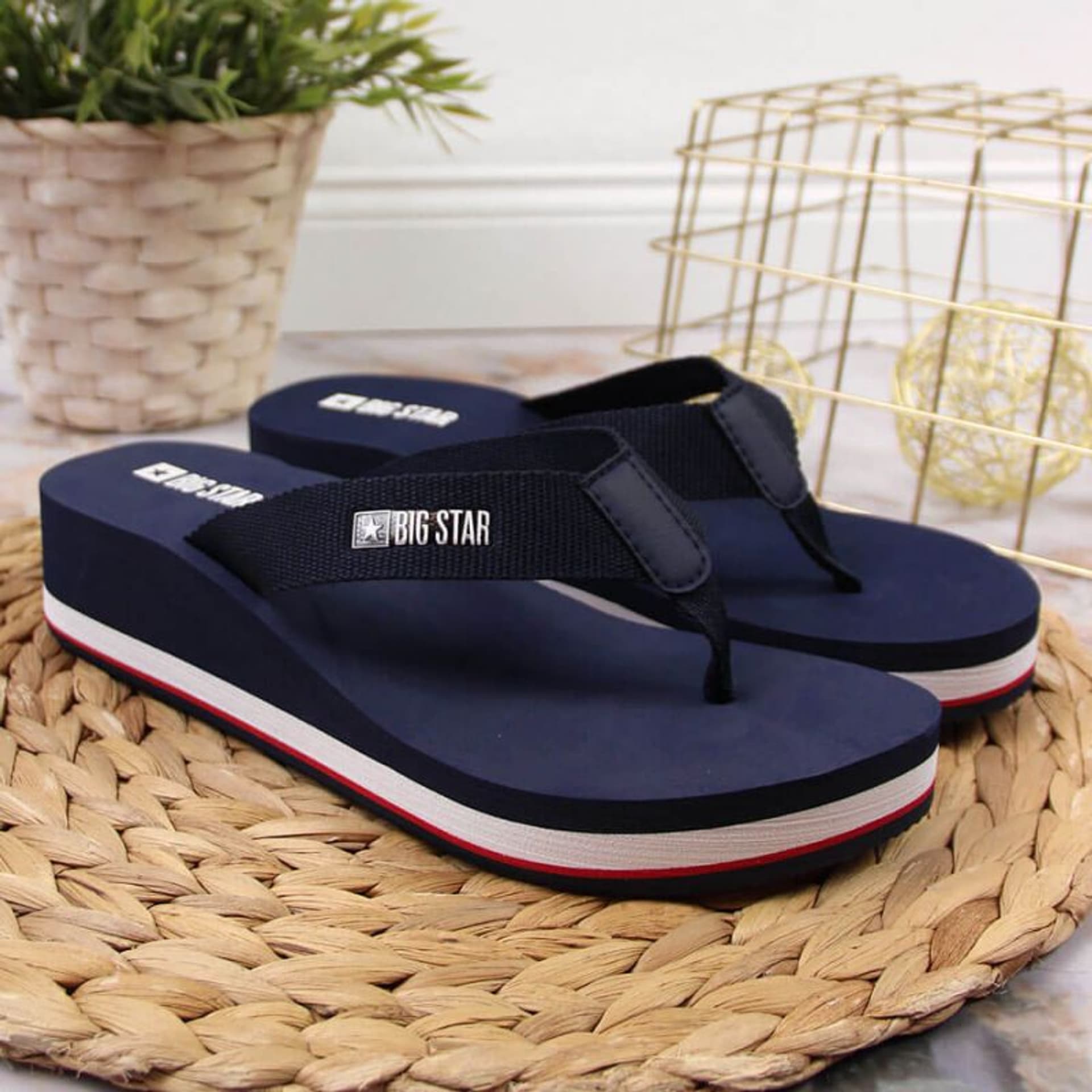 

Japonki na koturnie Big Star W JJ274A331 (kolor Granatowy, rozmiar 39)