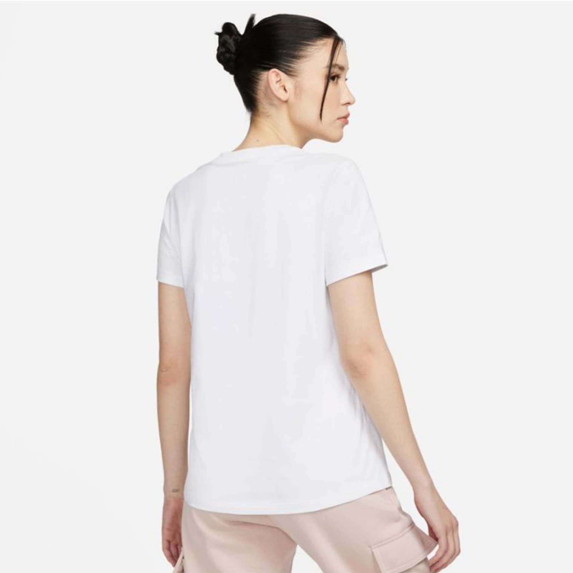 

Koszulka Nike Sportswear W DN5878 (kolor Biały, rozmiar S)