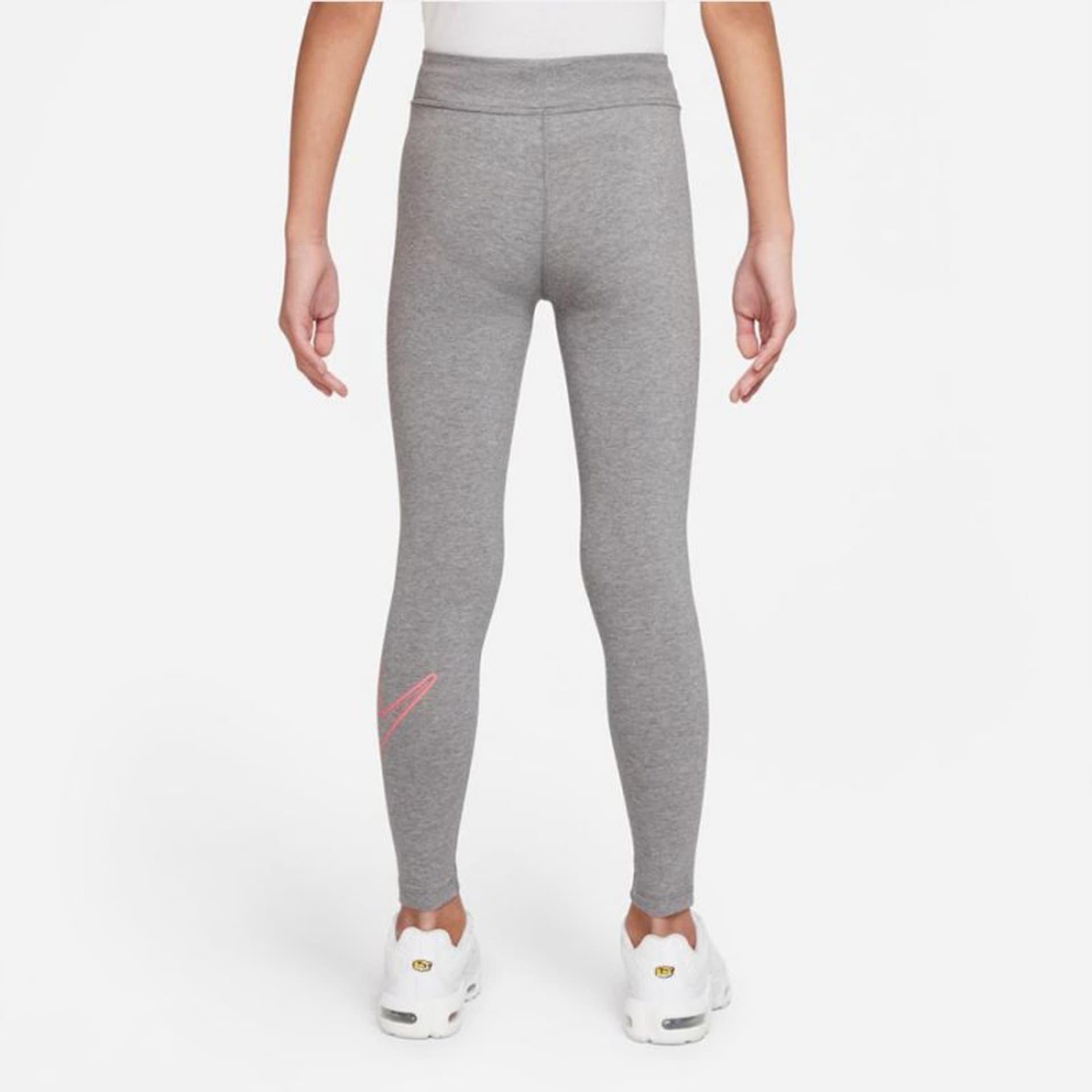 

Legginsy Nike Sportswear Essential Jr DD6482 (kolor Szary/Srebrny, rozmiar L (147-158cm))