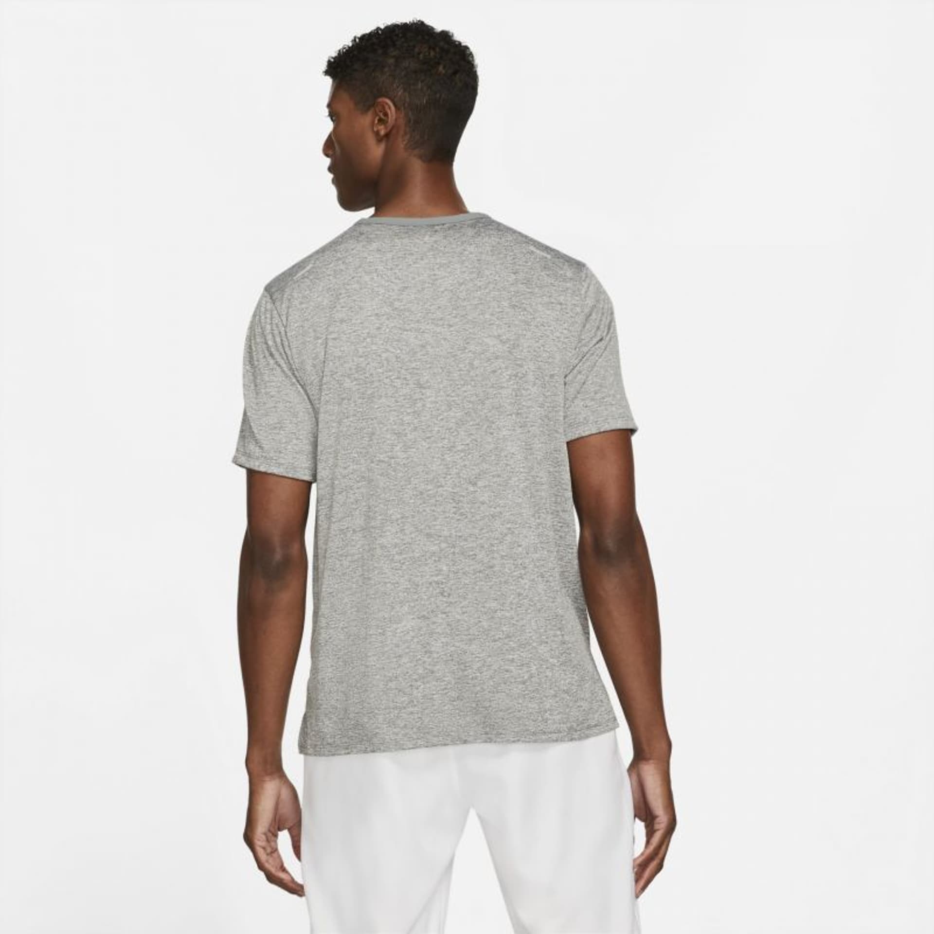 

Koszulka Nike Dri-FIT Rise 365 M CZ9184 (kolor Szary/Srebrny, rozmiar S)