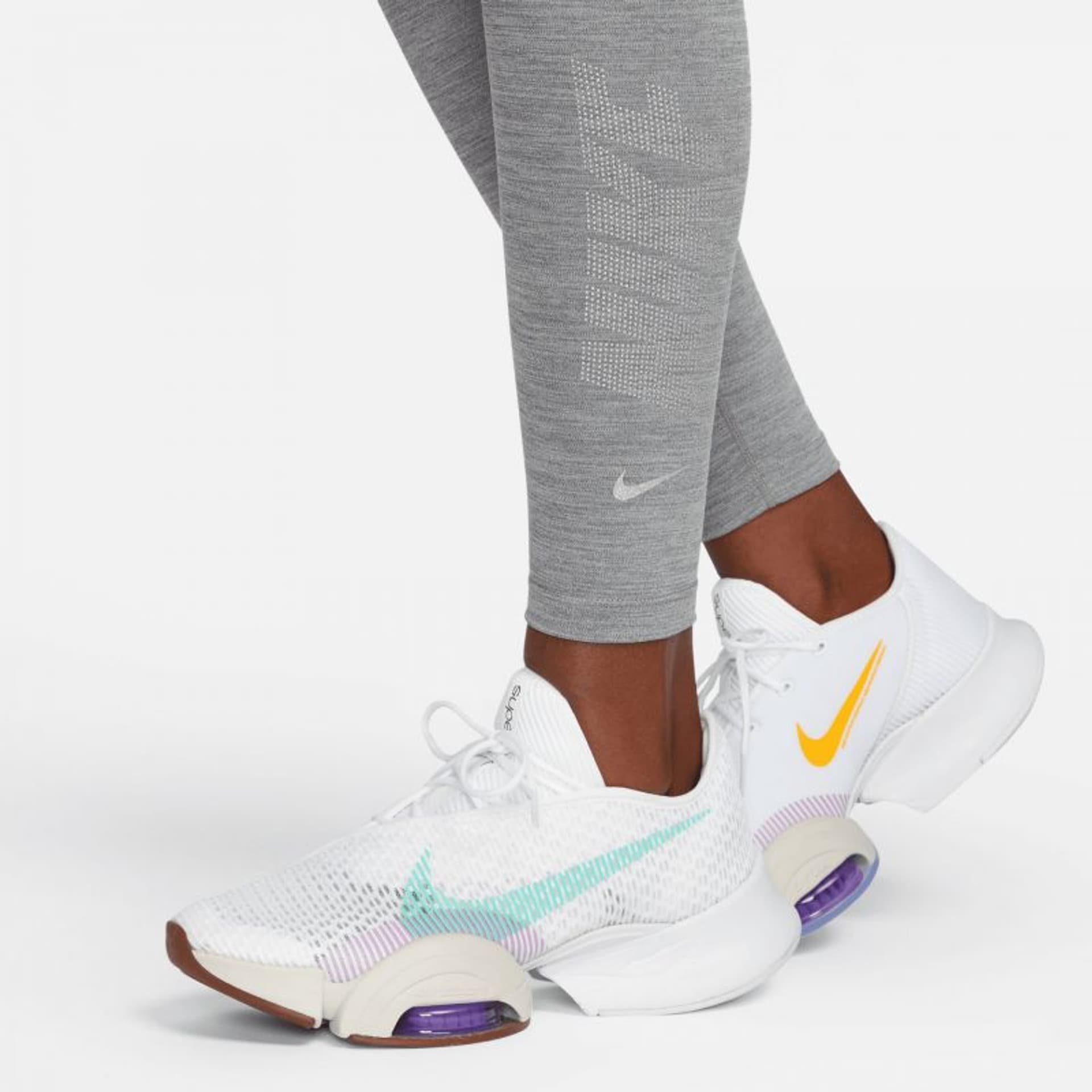 

Spodnie Nike Dri-FIT One W DD5407 (kolor Szary/Srebrny, rozmiar M)