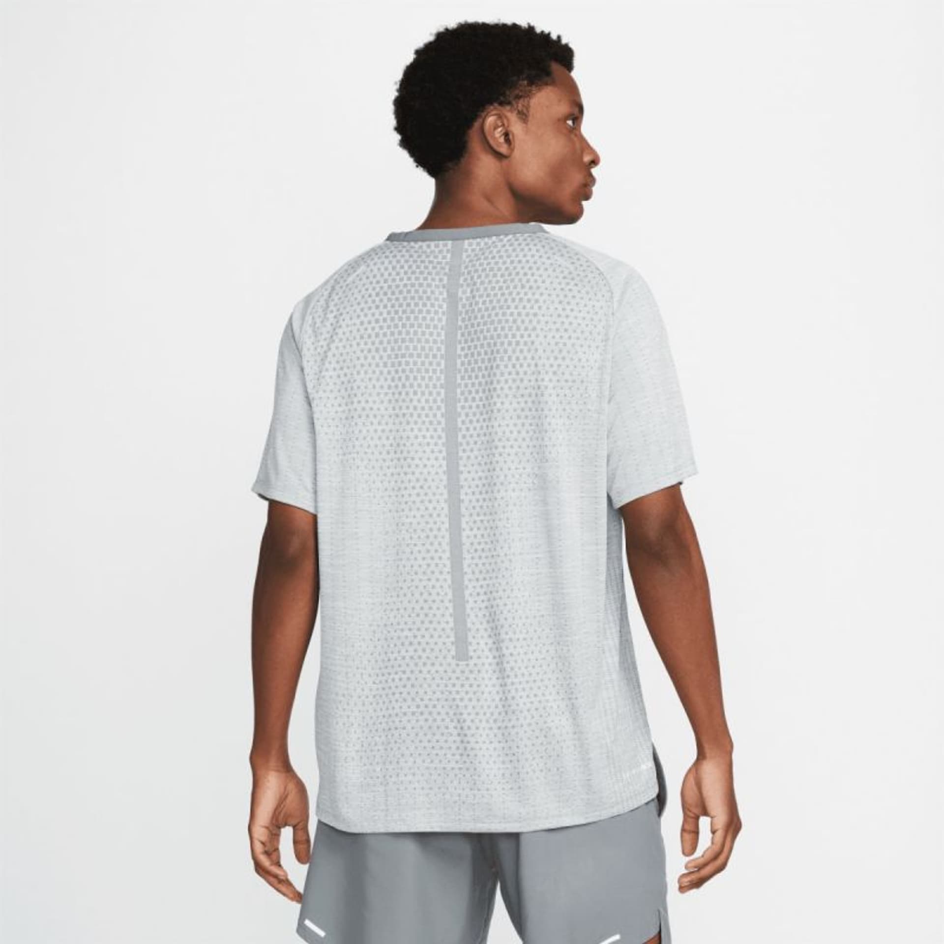 

Koszulka Nike Dri-FIT ADV Techknit Ultra M DM4753 (kolor Szary/Srebrny, rozmiar L)